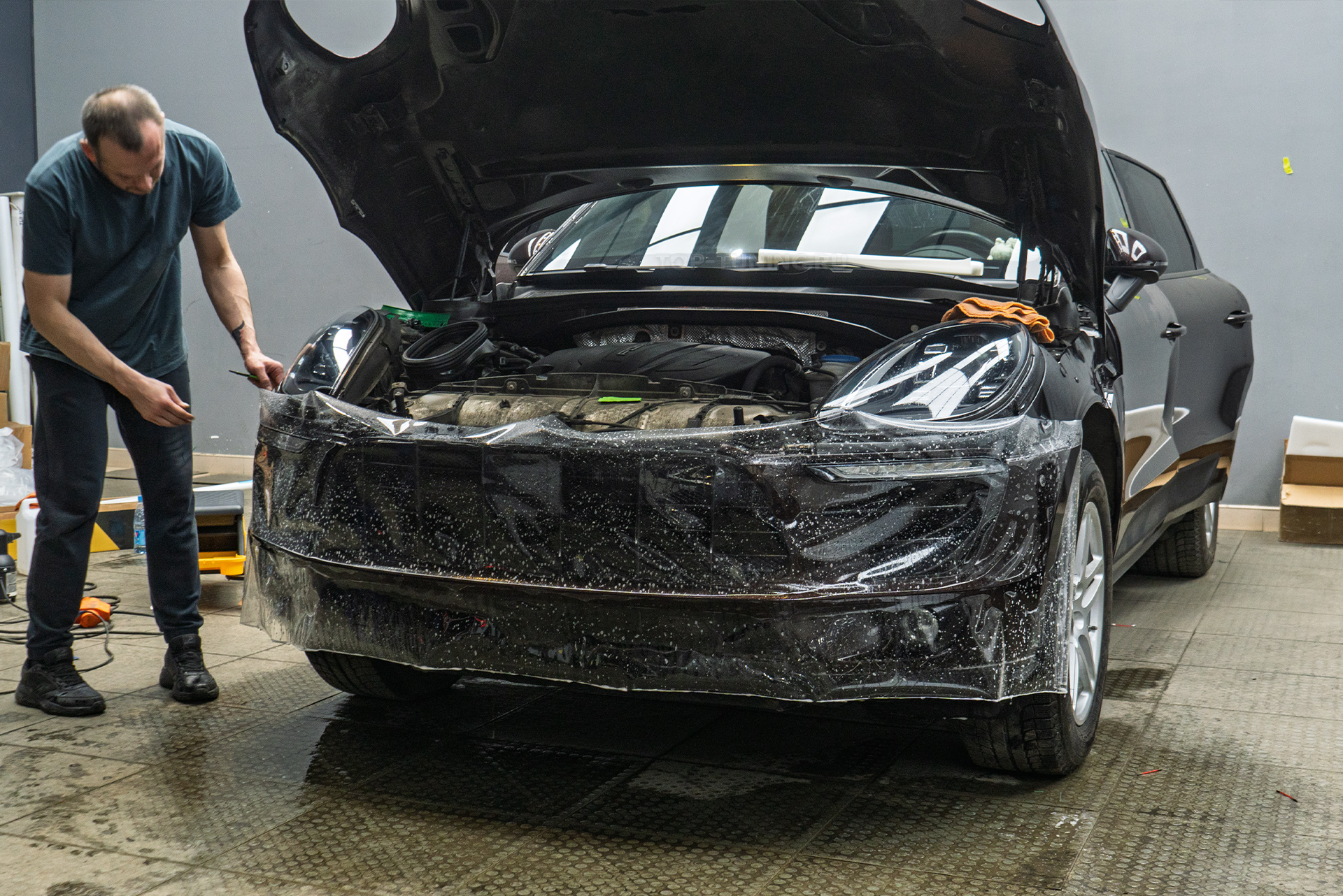 111011 Зона риска в полиуретан + установка топовой мультимедиа для Porsche Macan 2017