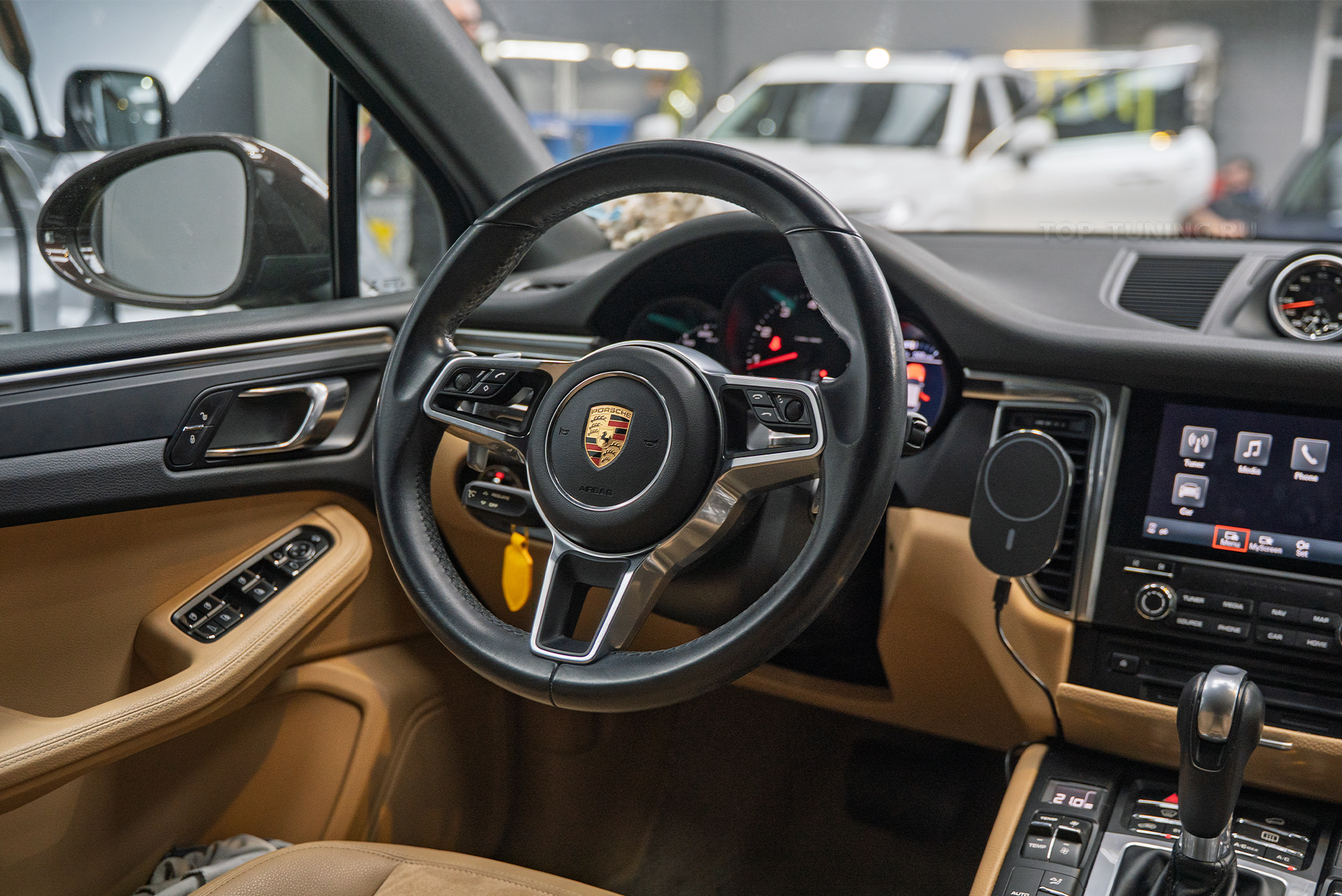 111011 Зона риска в полиуретан + установка топовой мультимедиа для Porsche Macan 2017