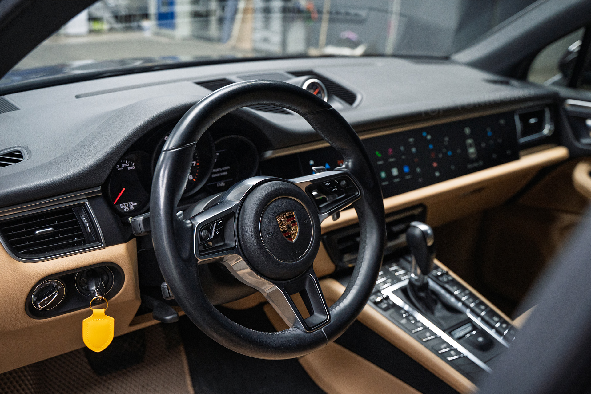 111011 Зона риска в полиуретан + установка топовой мультимедиа для Porsche Macan 2017