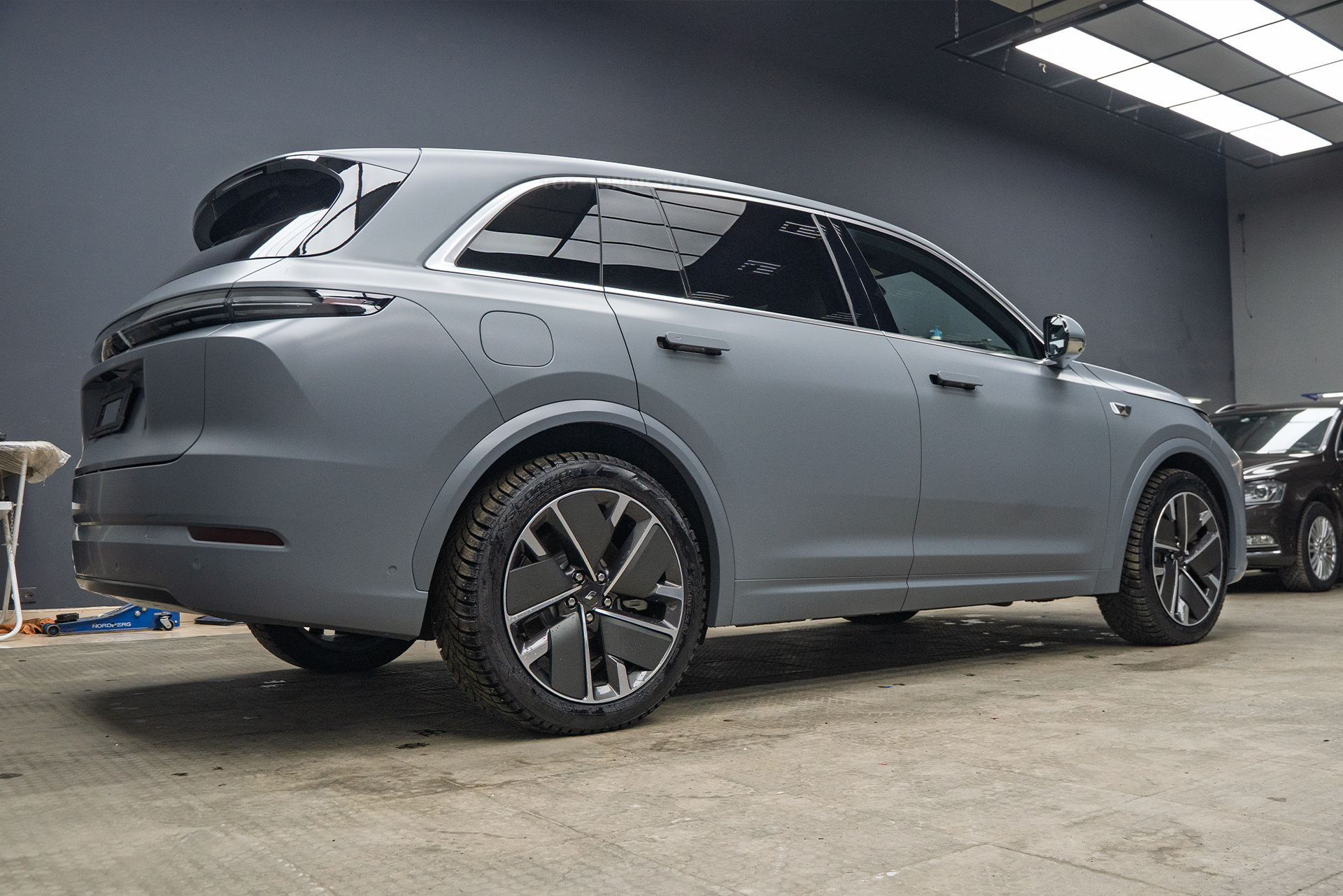 Оклейка сатиновой пленкой + защита лобового стекла Li L7 рестайлинг 