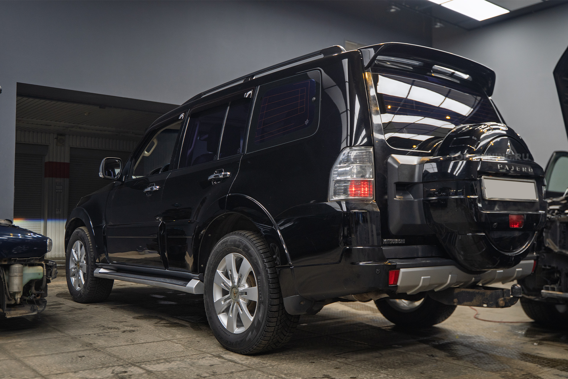 Тюнинг и защита фар Mitsubishi Pajero &ndash; светодиодные линзы WideBeam 2.0 PRO