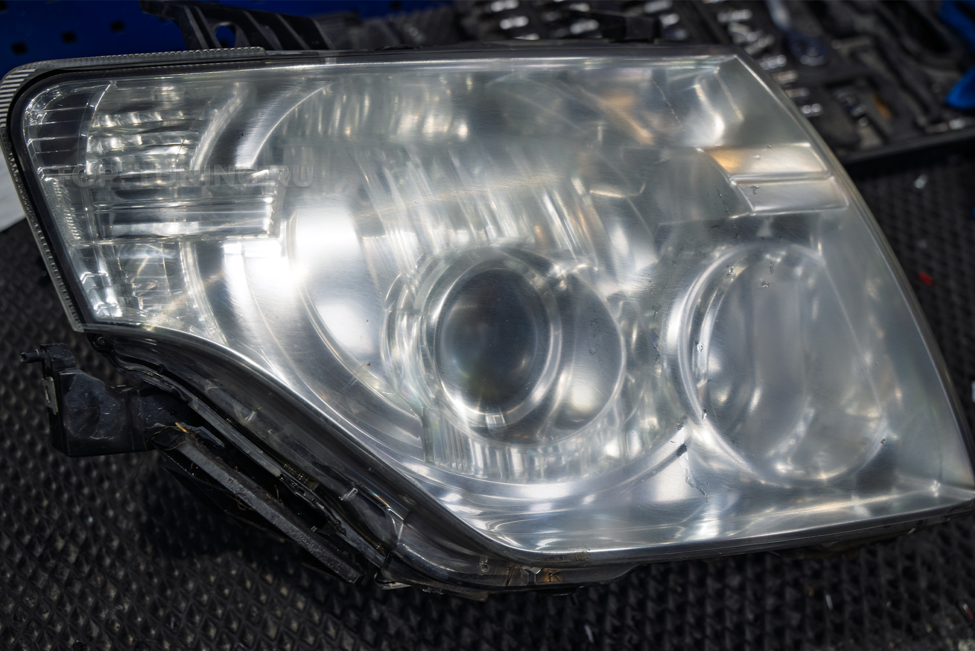 111037 Тюнинг и защита фар Mitsubishi Pajero &ndash; светодиодные линзы WideBeam 2.0 PRO