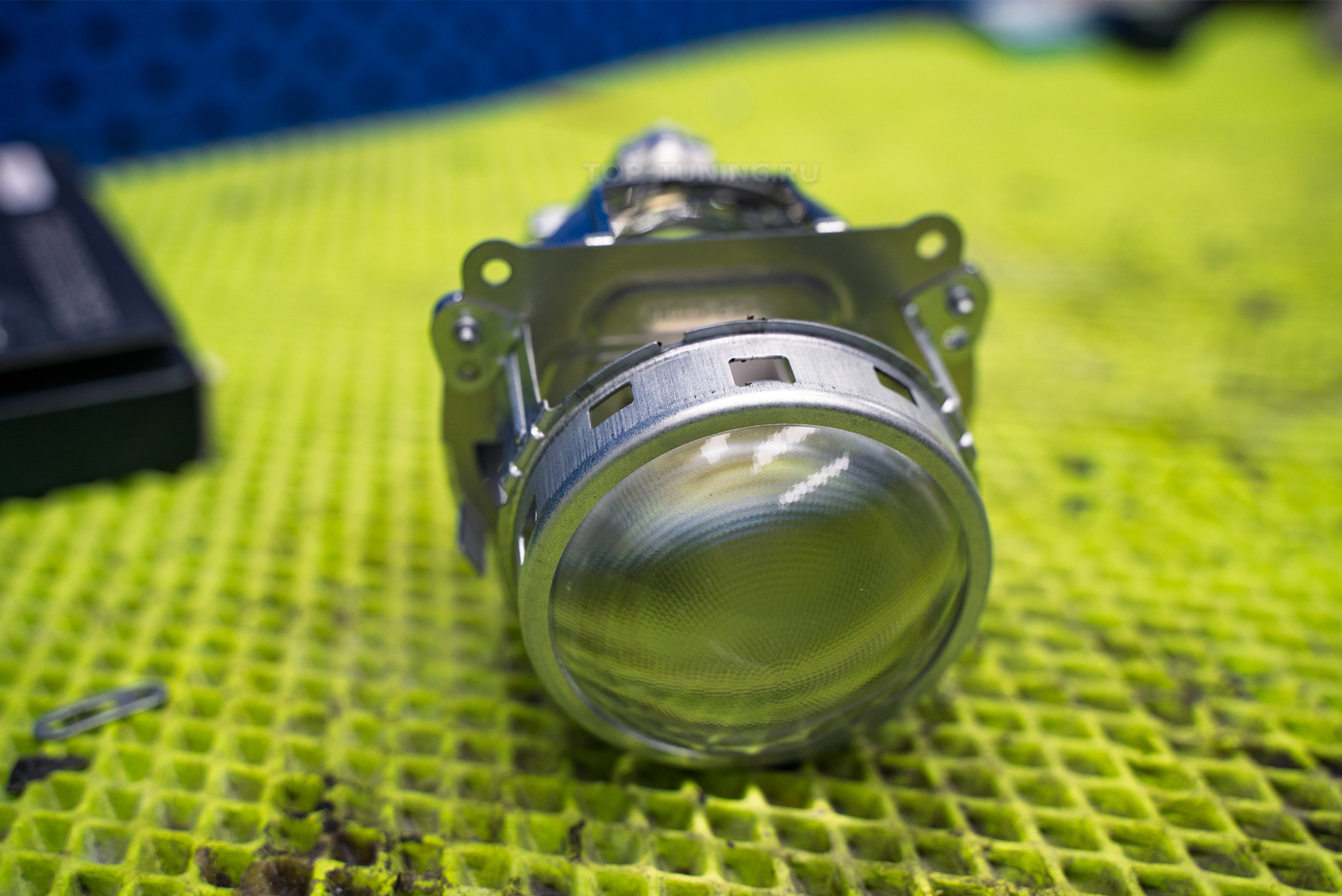 111037 Тюнинг и защита фар Mitsubishi Pajero &ndash; светодиодные линзы WideBeam 2.0 PRO