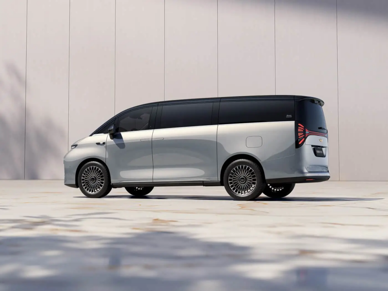 Официально представлен минивэн Geely Galaxy V900 EREV мощностью 456 л.с., цена которого начинается от 3 млн рублей