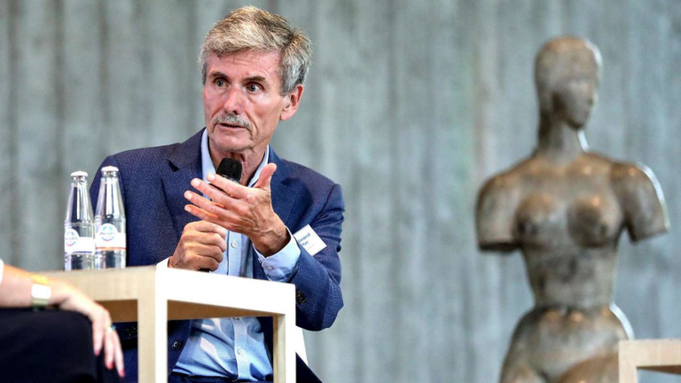 Автоэксперт предупреждает, что Европа отстает от Китая в области аккумуляторных технологий на 20 лет