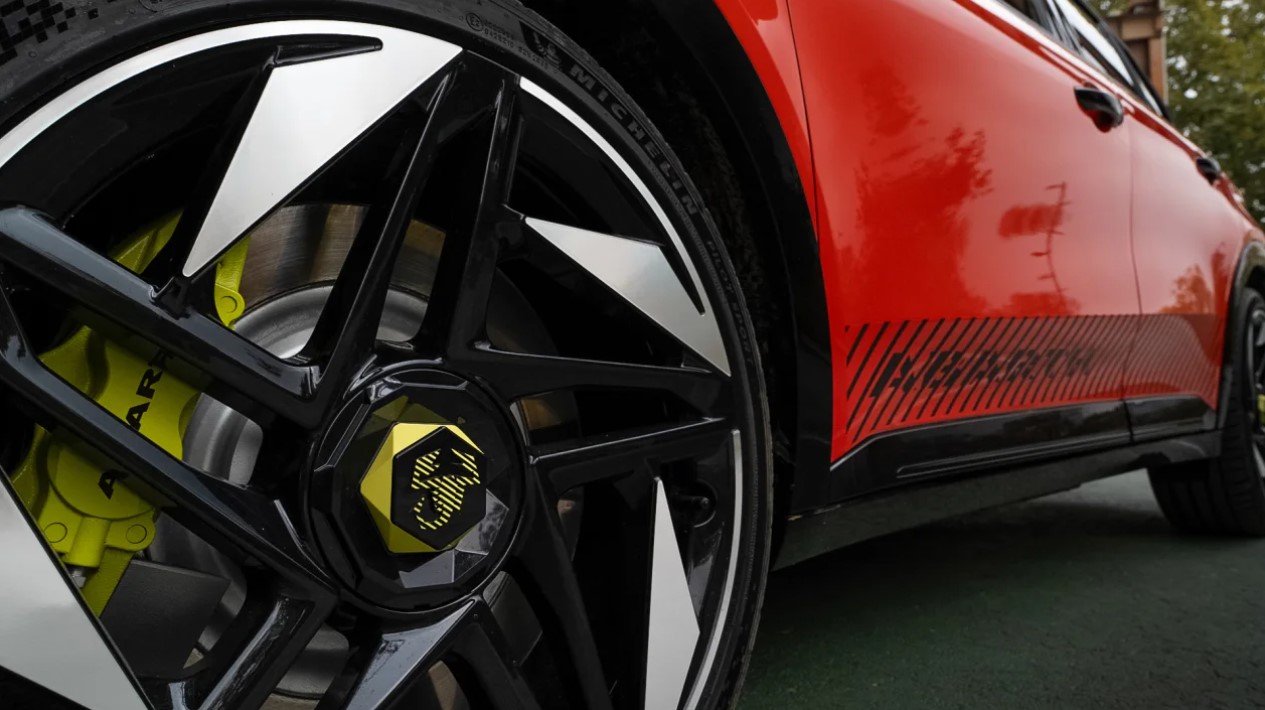 Спустя всего год после дебюта полностью электрический итальянский хот?хэтч Abarth?600e получил обновление &mdash; в линейку добавлены две новые комплектации: Turismo и Competizione.