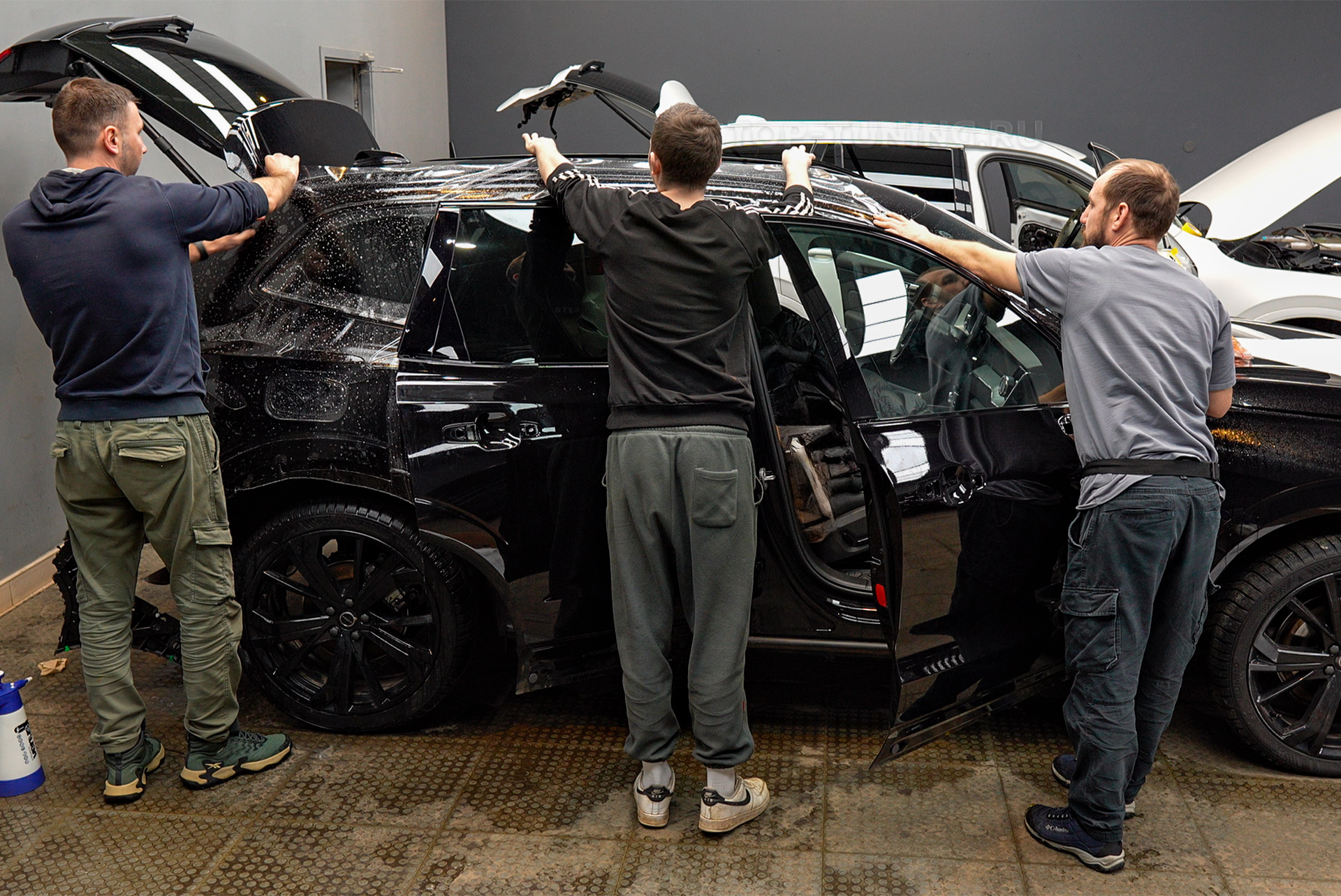 Оклейка кузова нового Volvo XC60 против сколов и царапин + установка доводчиков