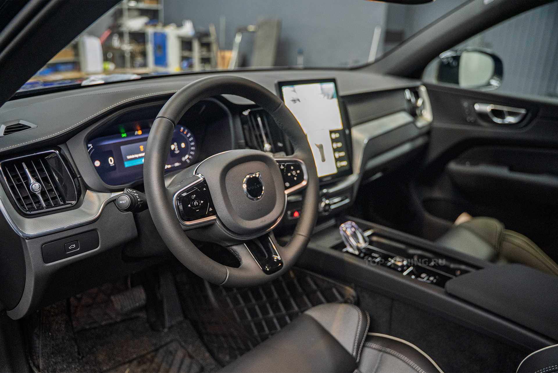 Оклейка кузова нового Volvo XC60 против сколов и царапин + установка доводчиков