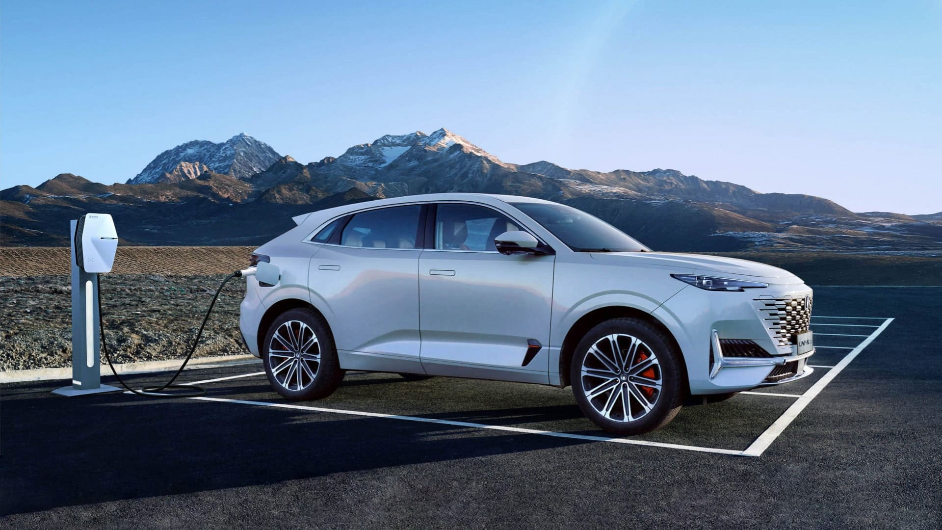 Changan и CATL представляют первый в мире серийный пассажирский электромобиль с натриево-ионным аккумулятором