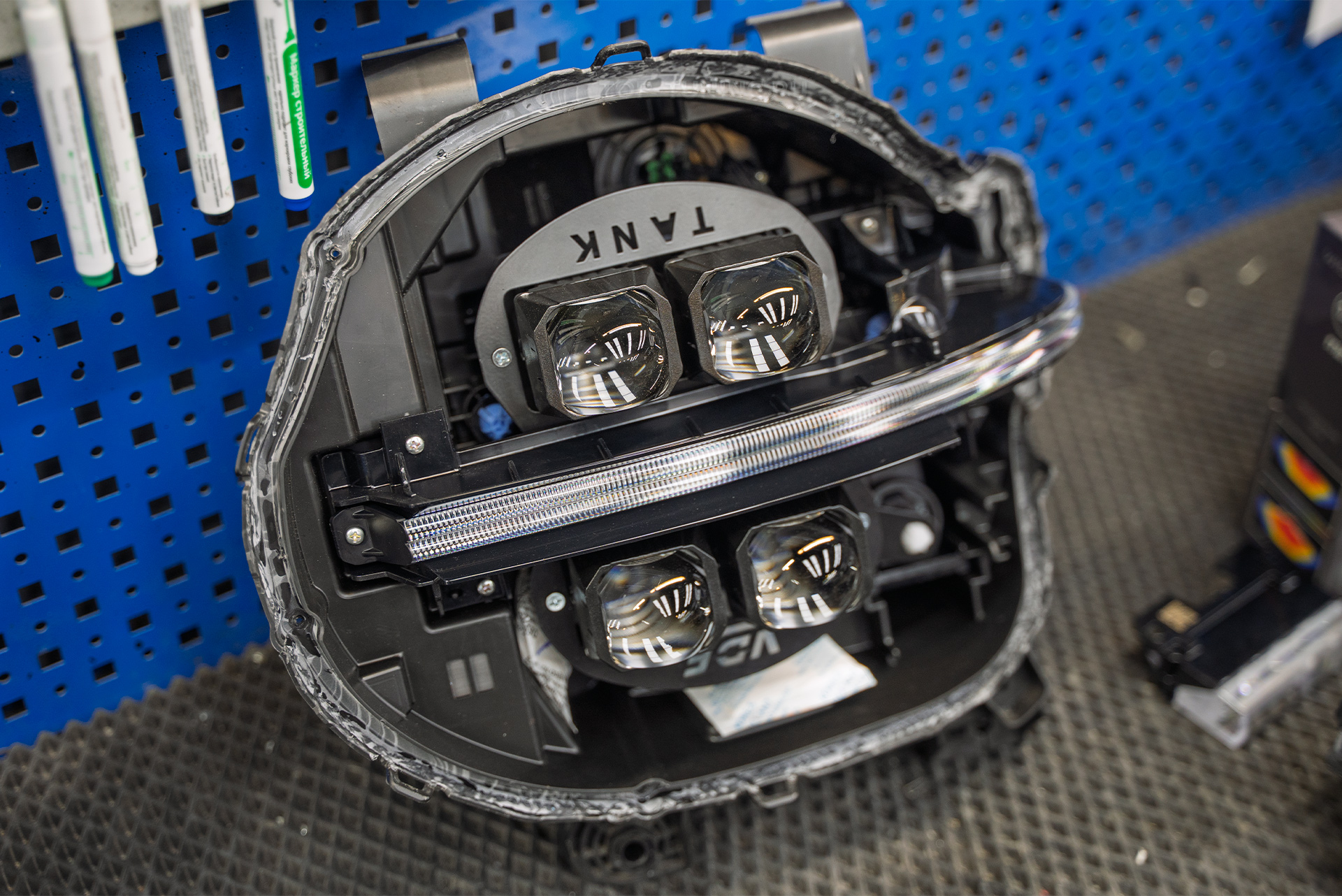 Замена линз в оптике Tank 300 &ndash; яркий ближний и дальний свет с WideBeam MINI