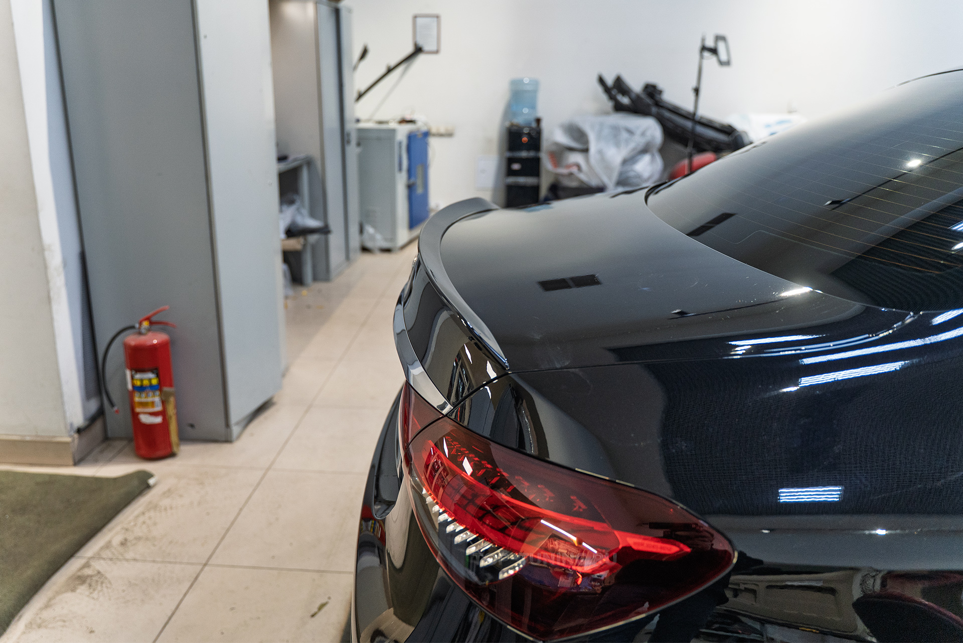 Монтаж спойлера в стиле AMG для Mercedes-Benz E-class W213