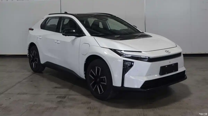 Роботакси выделяется стильным дизайном, в частности С-образными дневными ходовыми огнями. Габариты автомобиля: