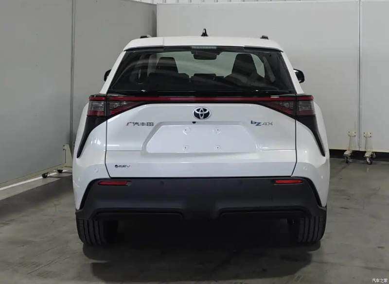 Роботакси выделяется стильным дизайном, в частности С-образными дневными ходовыми огнями. Габариты автомобиля: