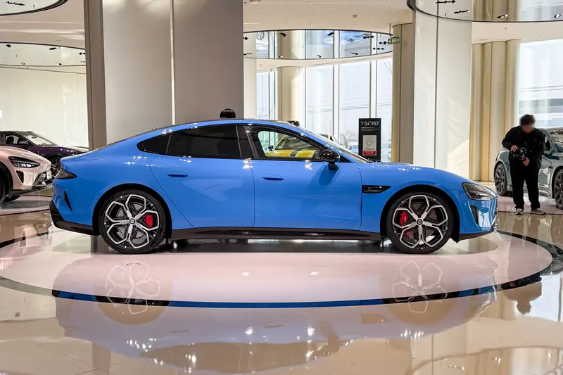 В дилерском центре был замечен новый Xiaomi SU7 с запасом хода до 902 км, который будет представлен в марте