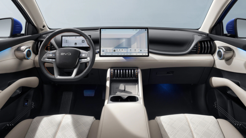 Компания BYD представила обновлённую версию электрического кроссовера &mdash; Atto?3?Evo