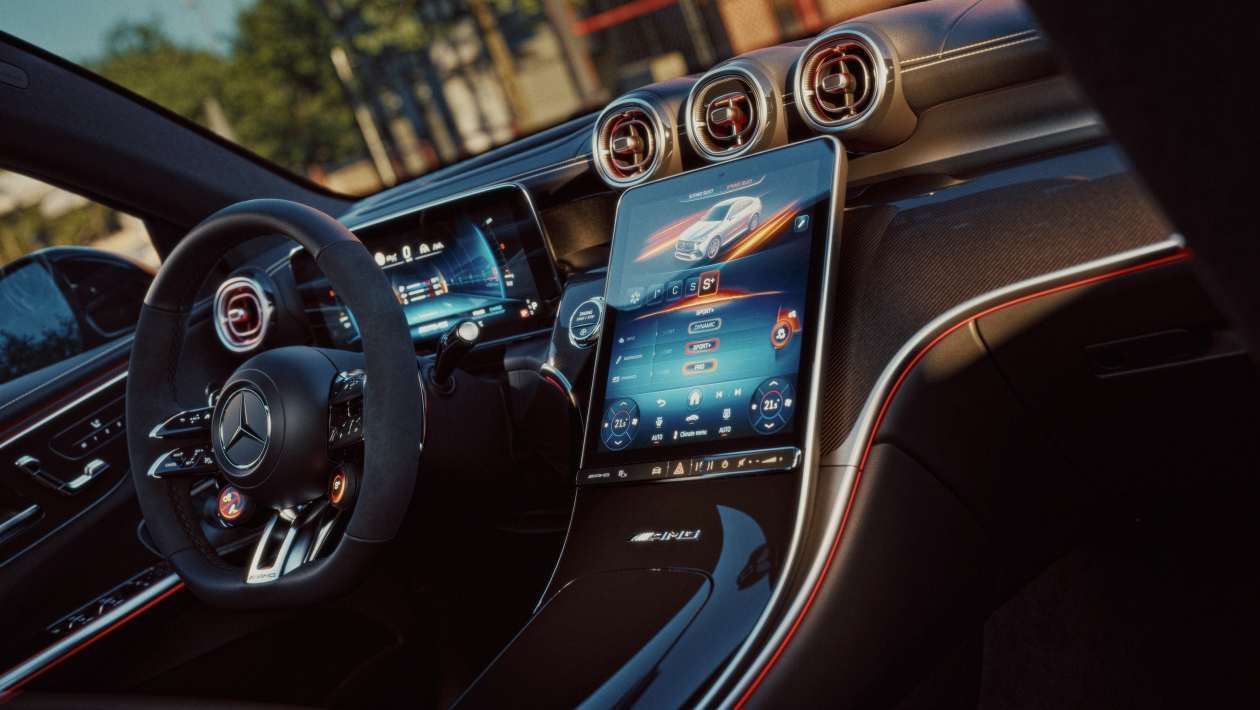 Эта премьера знаменует важный поворот в стратегии бренда: компания окончательно отказывается от спорных четырёхцилиндровых моделей в пользу более мощных шестицилиндровых двигателей. Таким образом, GLC 53 придёт на смену сразу двум моделям &mdash; GLC 43 и 