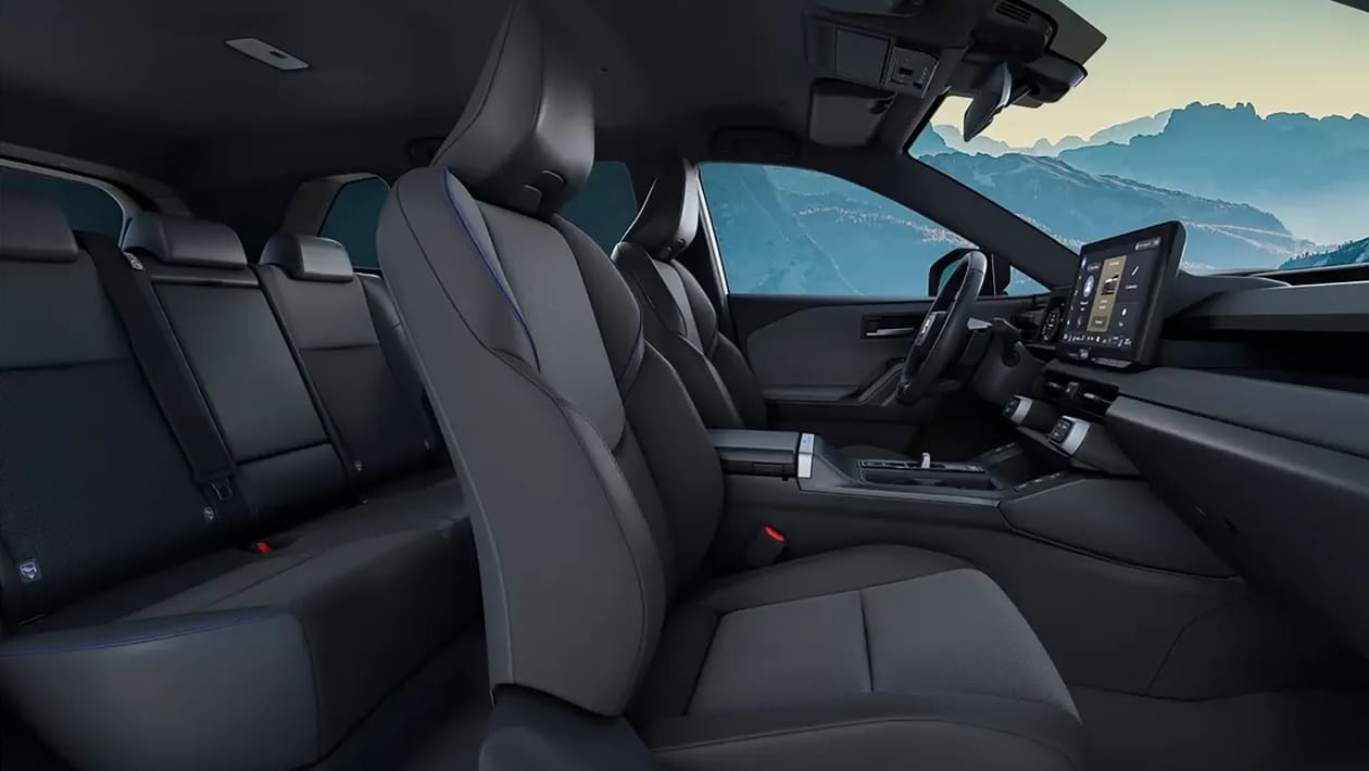 При этом в салоне сохранилось множество физических кнопок на рулевом колесе и центральной консоли &mdash; для управления аудиосистемой, климат контролем и режимами вождения.