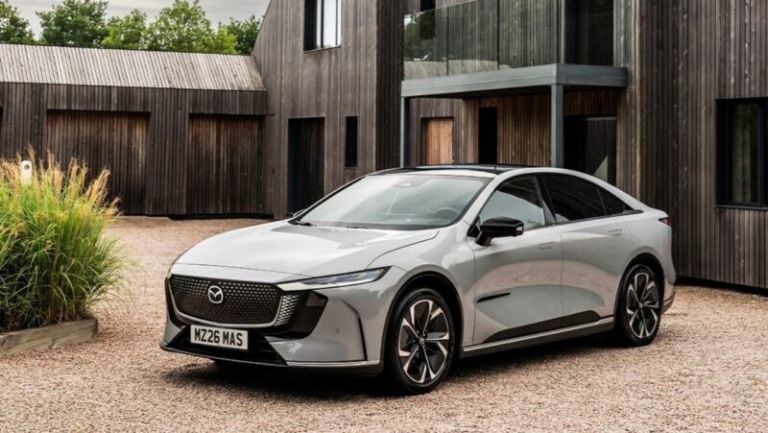 Структура цен на Mazda 6e вызвала оживлённую дискуссию. В Великобритании стоимость автомобиля начнётся с 4,1 млн рублей. Это вписывается в типичный ценовой диапазон для среднеразмерных электрических седанов в Европе.