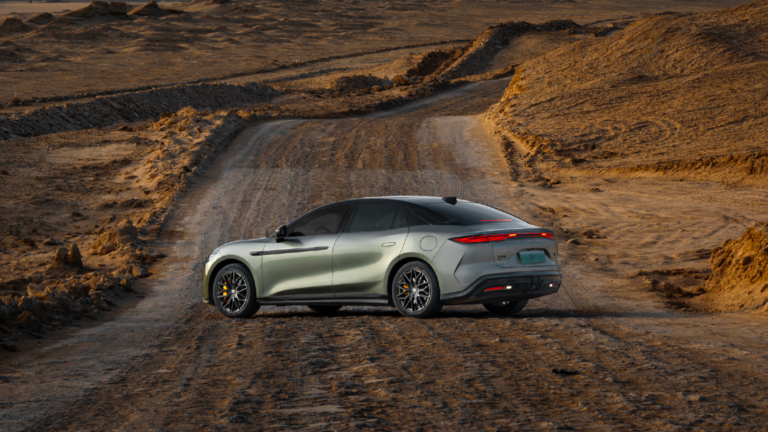 11?февраля компания BYD выпустила четвёртое обновление программного обеспечения по воздуху (OTA) для подключаемого гибридного седана BYD Han L