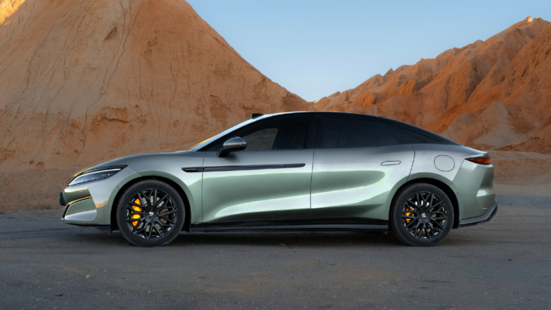 Обновление принесло ряд значимых улучшений, включая рост запаса хода на электротяге и расширение функционала системы ассистирования вождения.