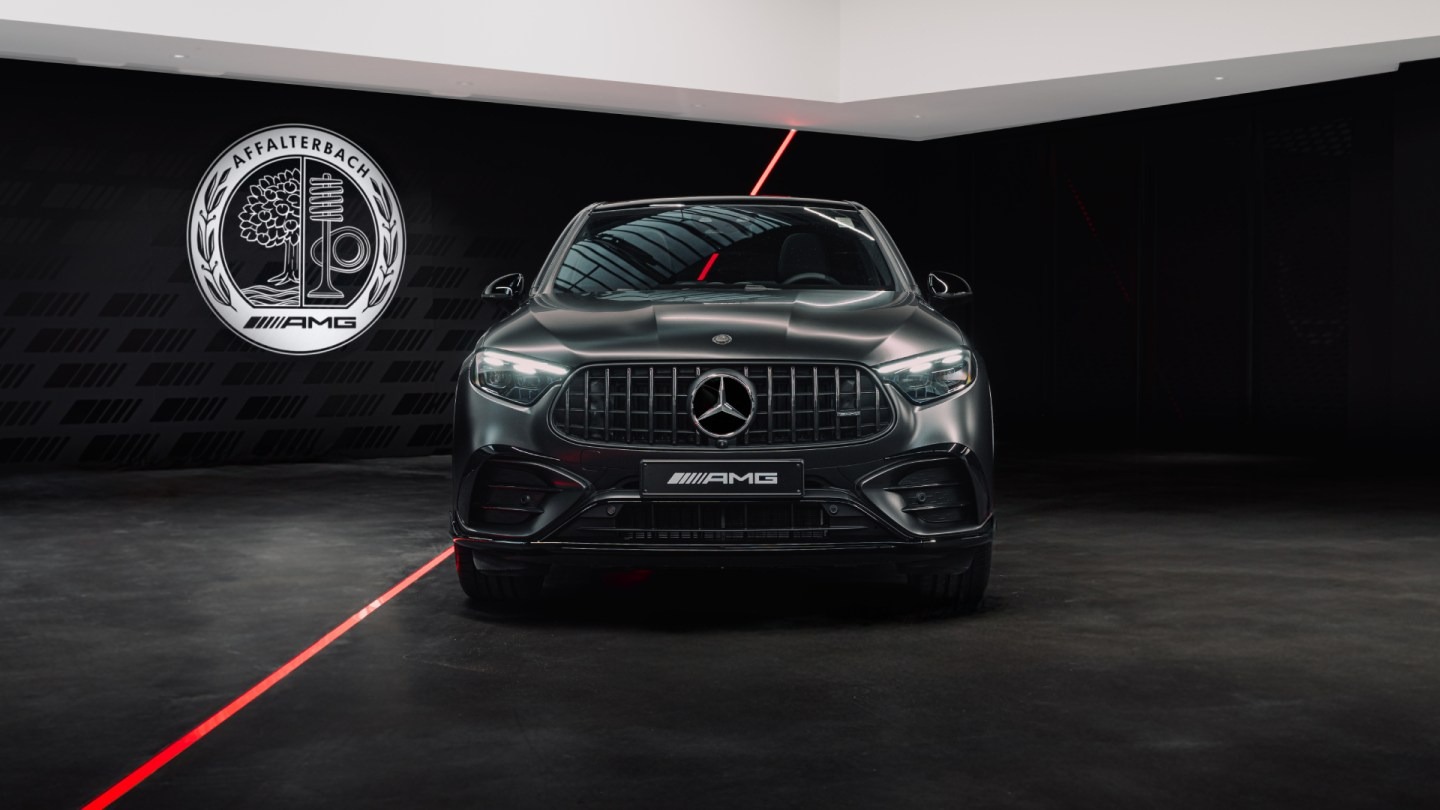 Хотя сочетание дрифта и полного привода кажется неочевидным, инженеры Mercedes-Benz нашли решение. Система полного привода в GLC 53 полностью регулируемая: она способна направлять 100 % мощности на задние колёса. В этом помогает электронный задний ди