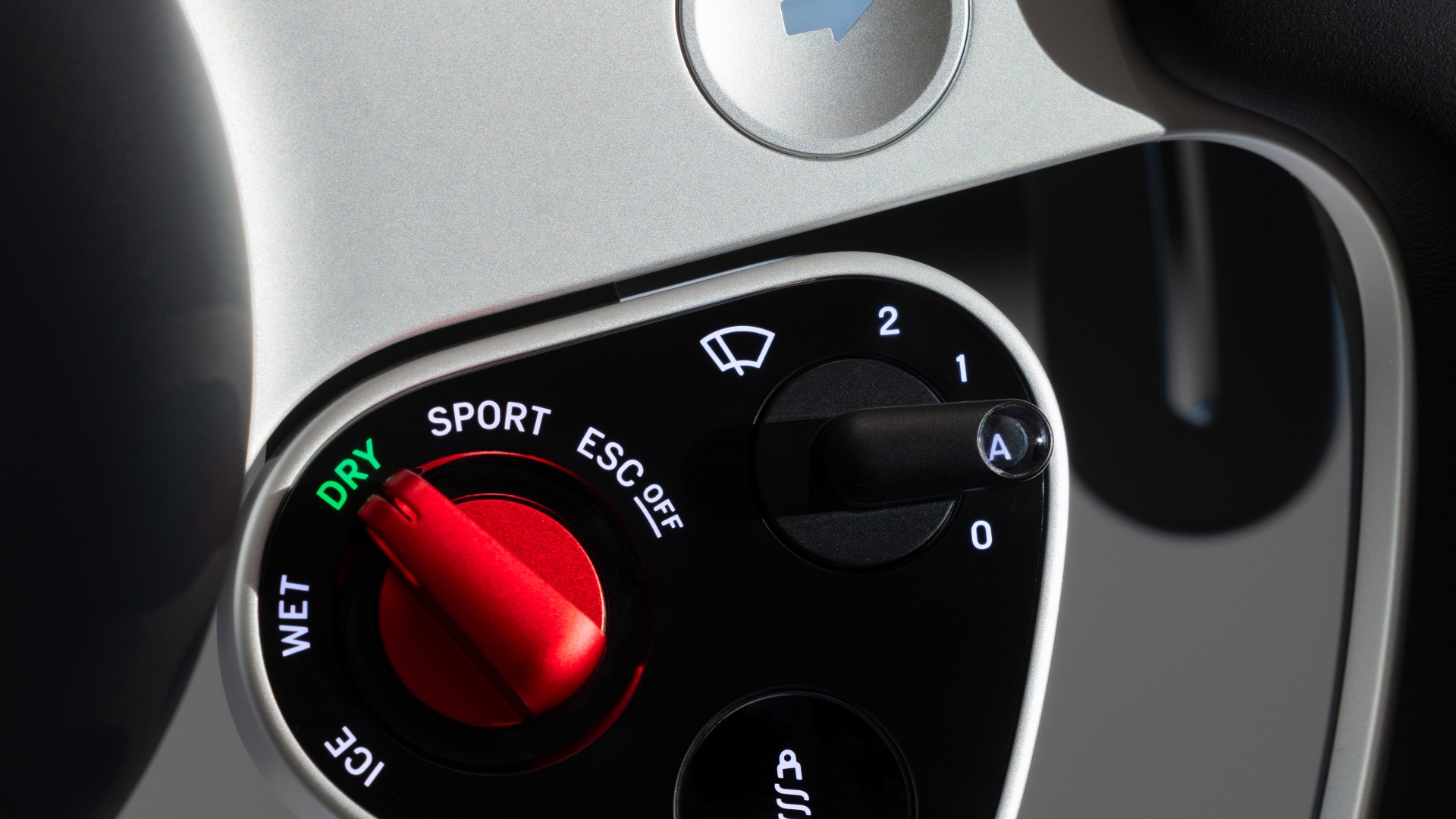 Однако в нём отсутствует элемент, привычный для современных суперкаров и гиперкаров,?&mdash;?отделка из карбона.