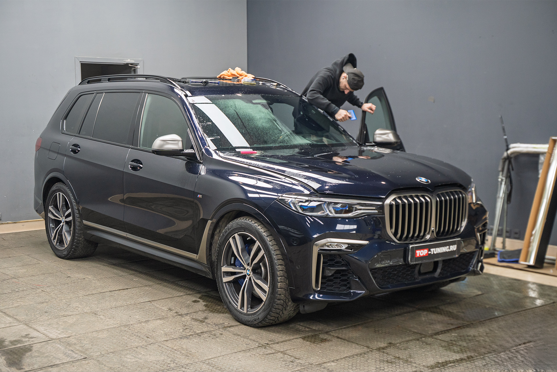 111201 Оклейка лобового стекла защитной пленкой для BMW X7 G07