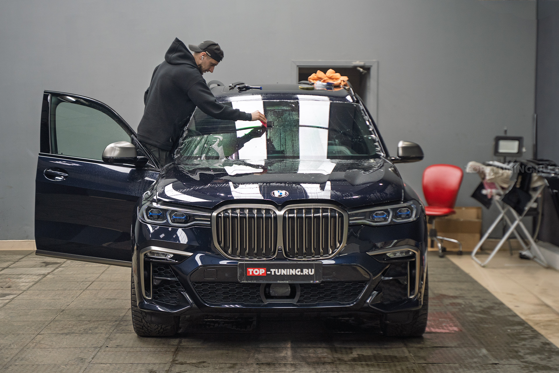 Оклейка лобового стекла защитной пленкой для BMW X7 G07