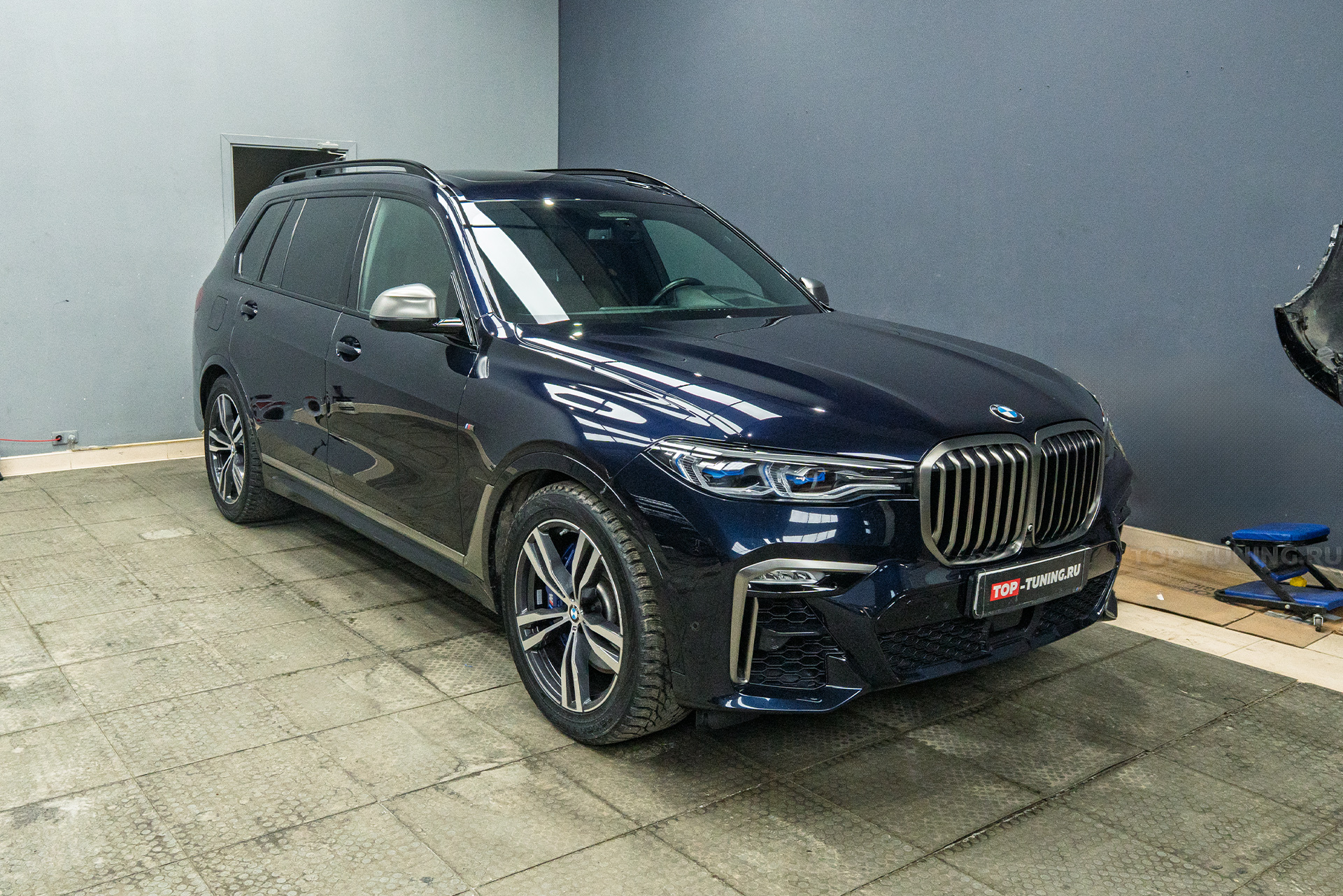 111201 Оклейка лобового стекла защитной пленкой для BMW X7 G07