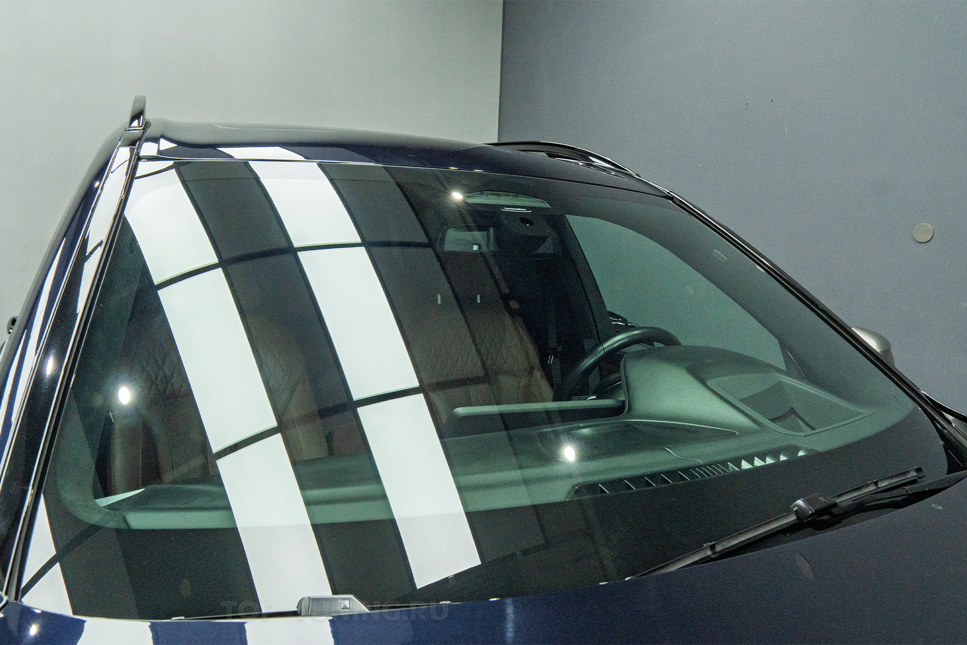 Оклейка лобового стекла защитной пленкой для BMW X7 G07