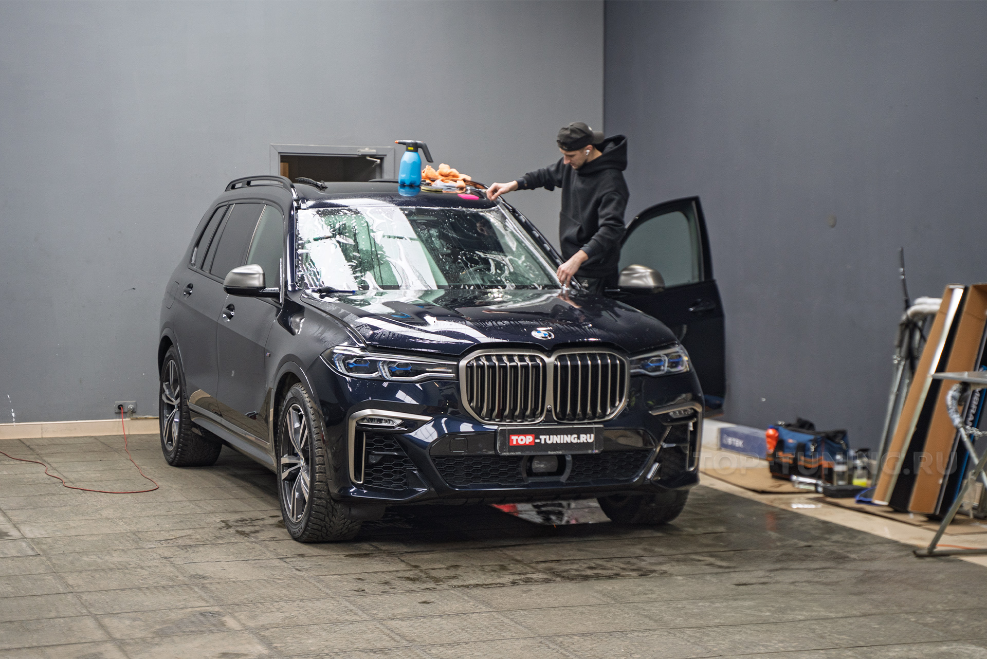 111201 Оклейка лобового стекла защитной пленкой для BMW X7 G07