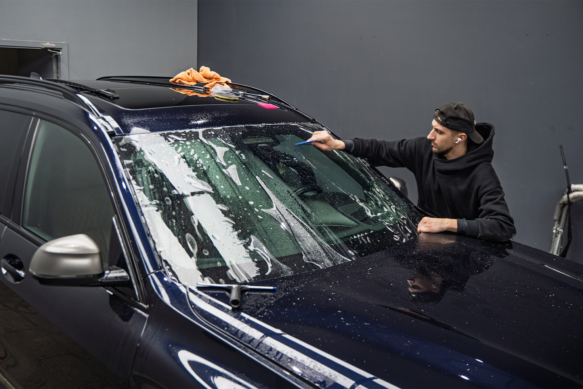 Оклейка лобового стекла защитной пленкой для BMW X7 G07