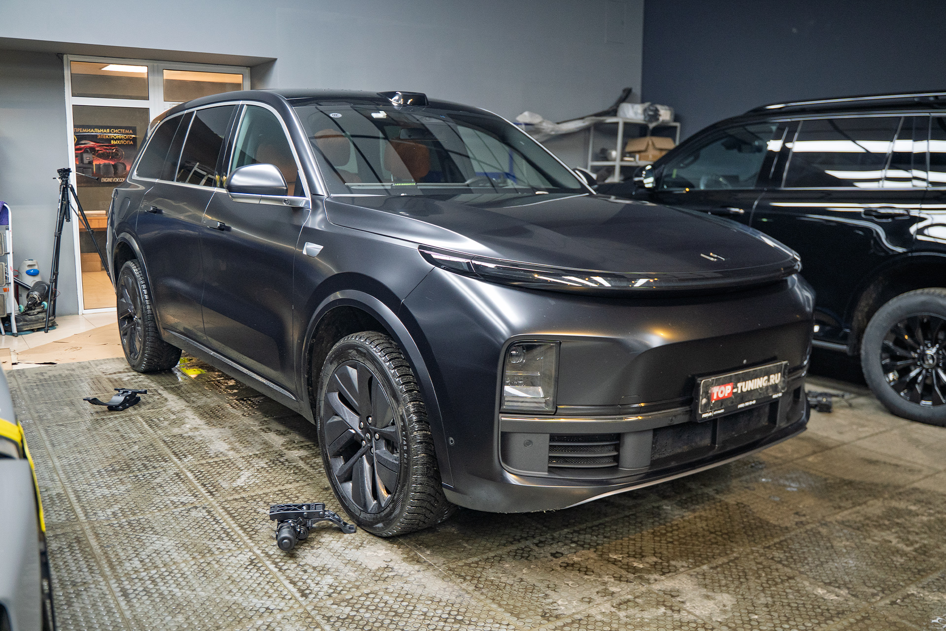 Установка электрических порогов-ступеней с подсветкой для Lixiang L9 