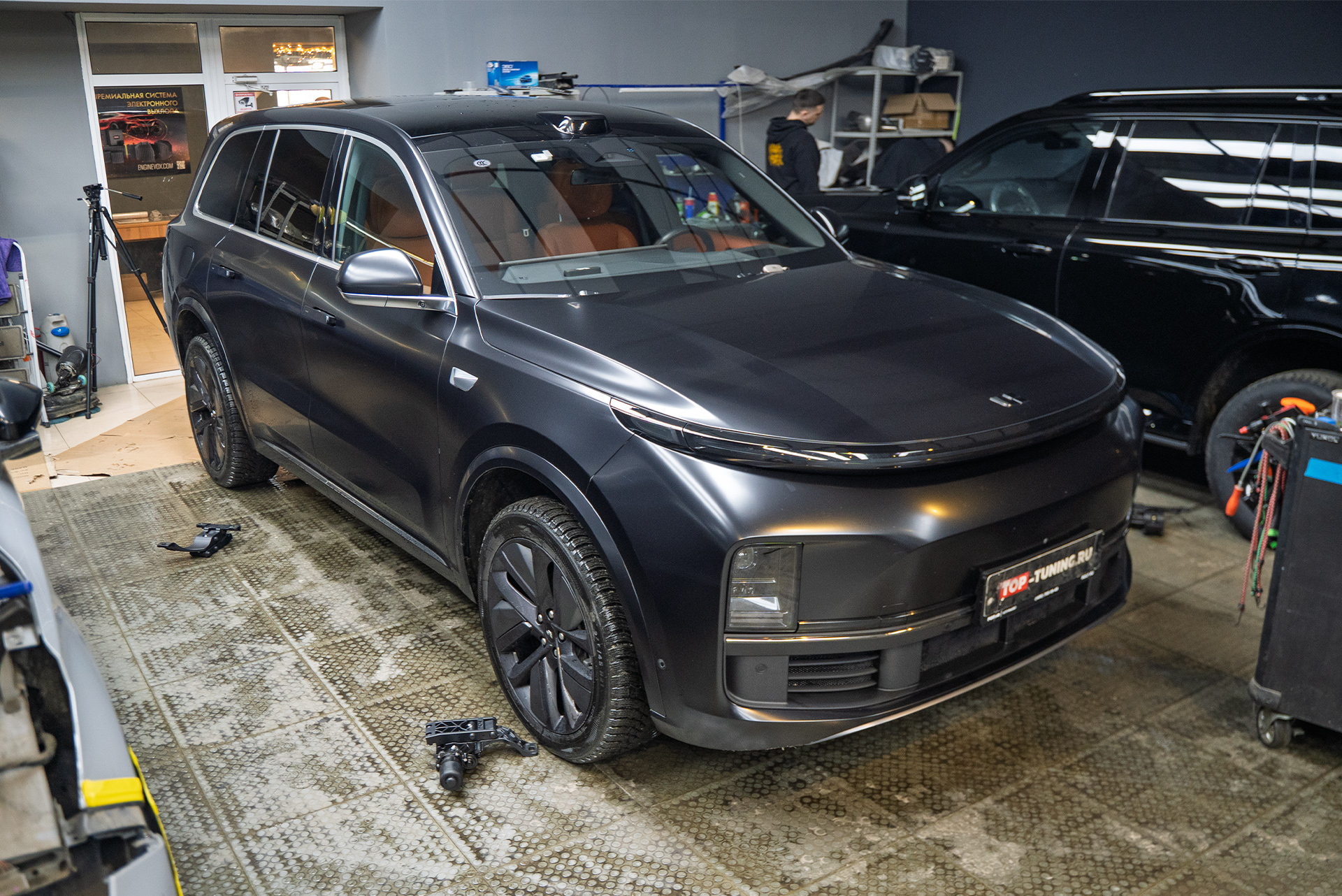 111203 Установка электрических порогов-ступеней с подсветкой для Lixiang L9