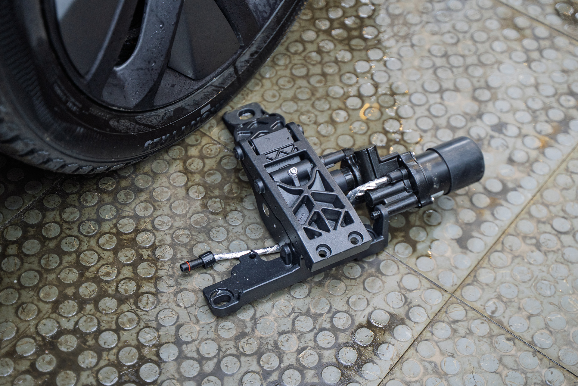 Установка электрических порогов-ступеней с подсветкой для Lixiang L9 