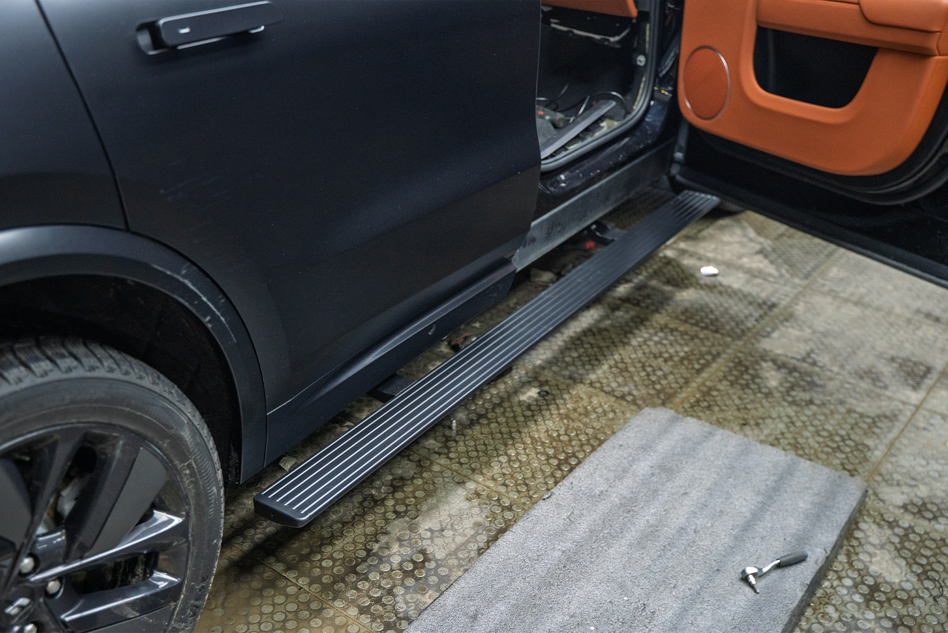 Установка электрических порогов-ступеней с подсветкой для Lixiang L9 Установка электрических порогов-ступеней с подсветкой для Lixiang L9 