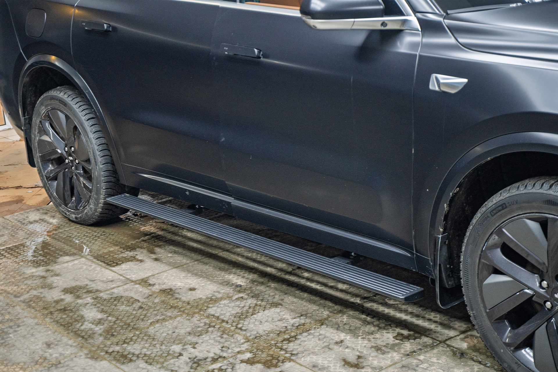 Установка электрических порогов-ступеней с подсветкой для Lixiang L9 