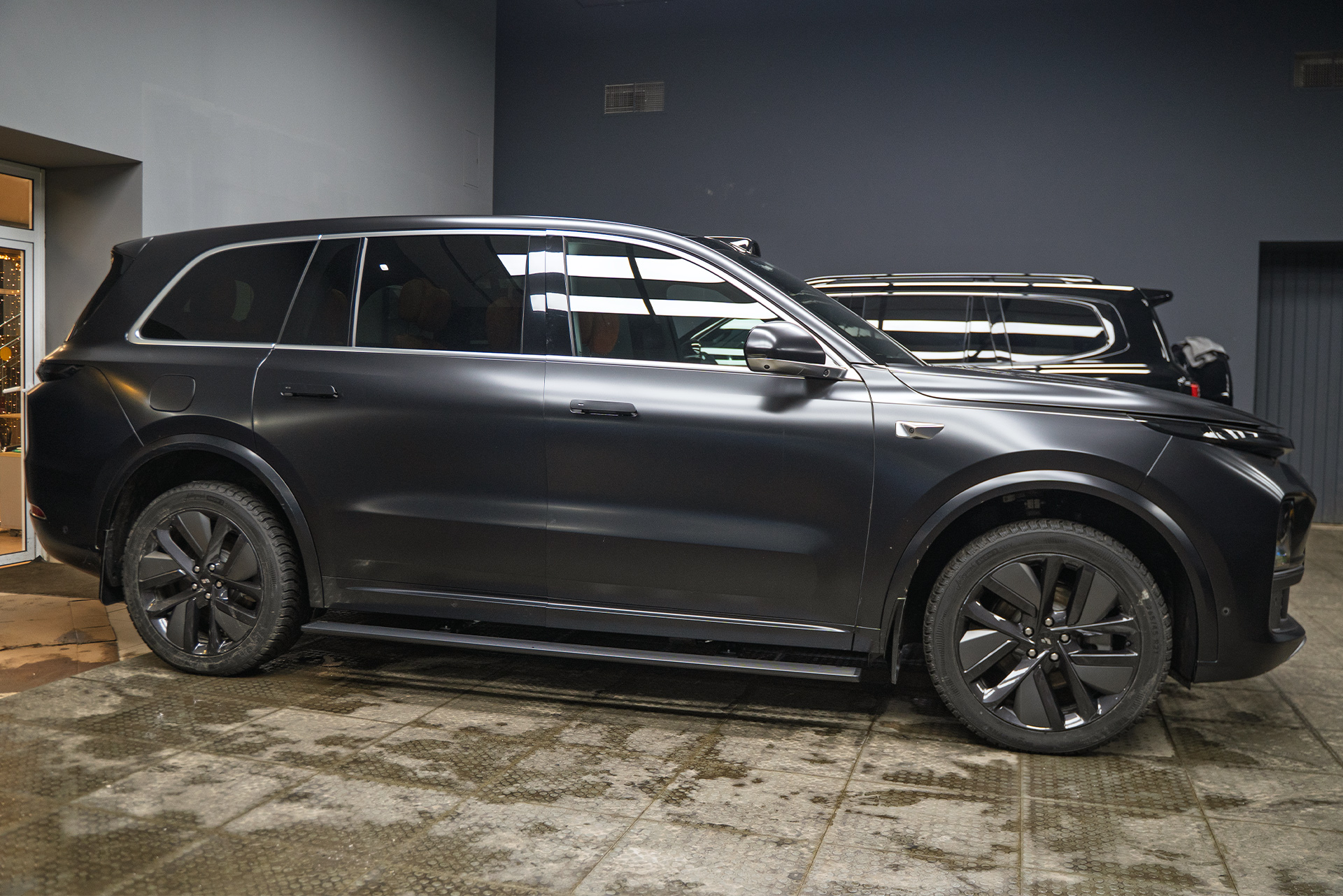 111203 Установка электрических порогов-ступеней с подсветкой для Lixiang L9