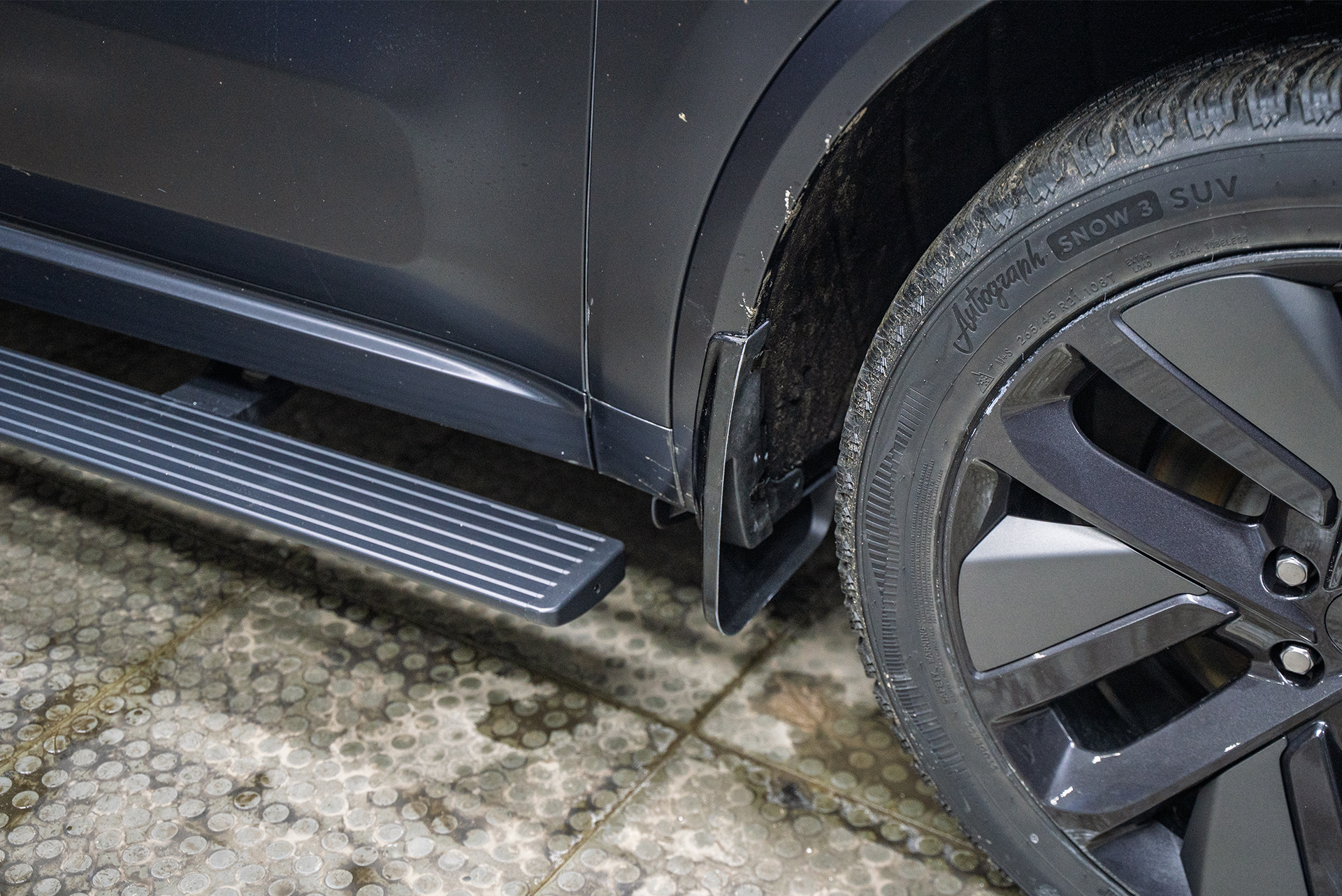 Установка электрических порогов-ступеней с подсветкой для Lixiang L9 