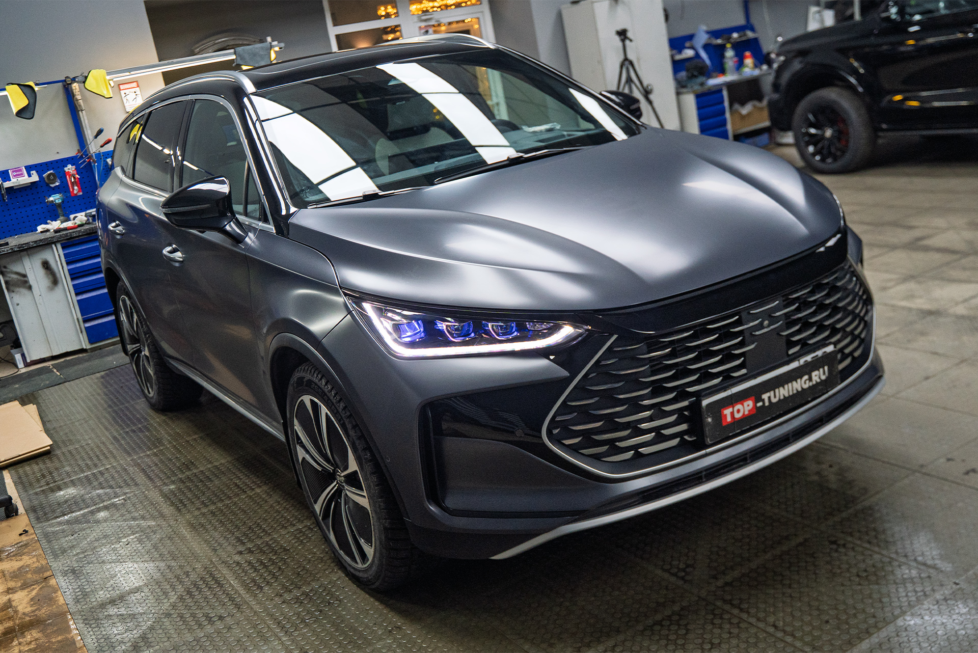 Оклейка кузова сатиновой пленкой, шумоизоляция для нового BYD Tang