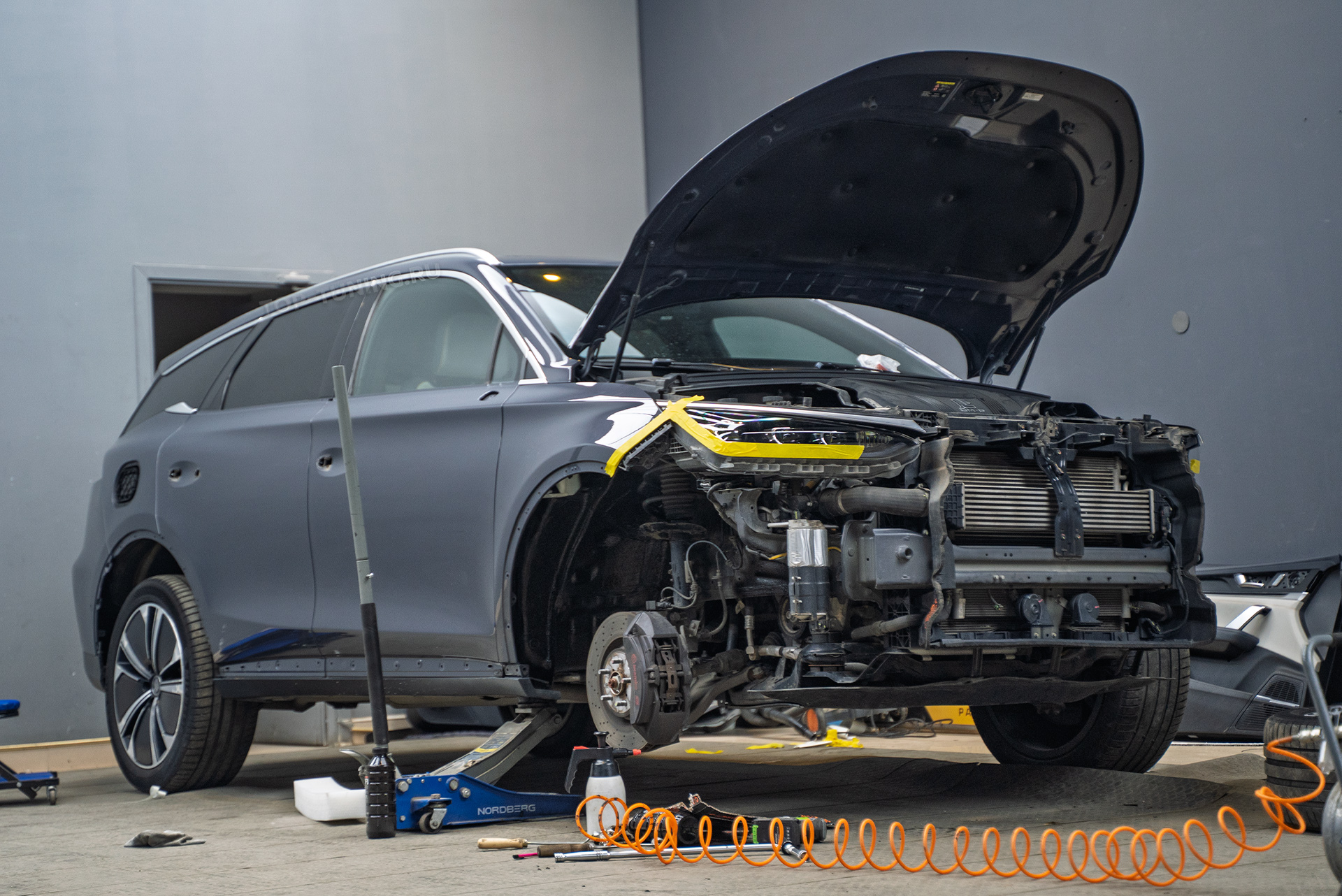 111204 Оклейка кузова сатиновой пленкой, шумоизоляция для нового BYD Tang