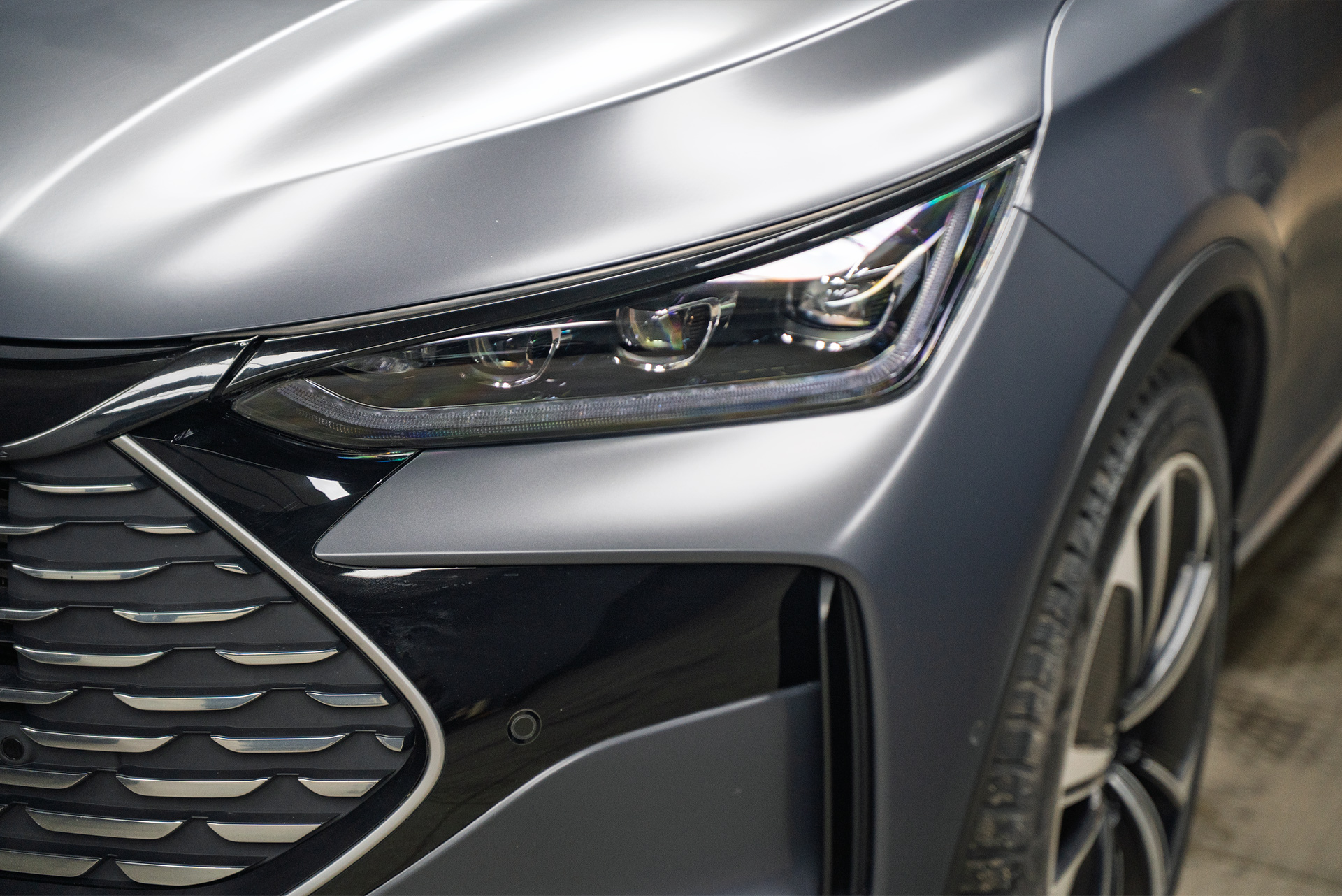 Оклейка кузова сатиновой пленкой, шумоизоляция для нового BYD Tang