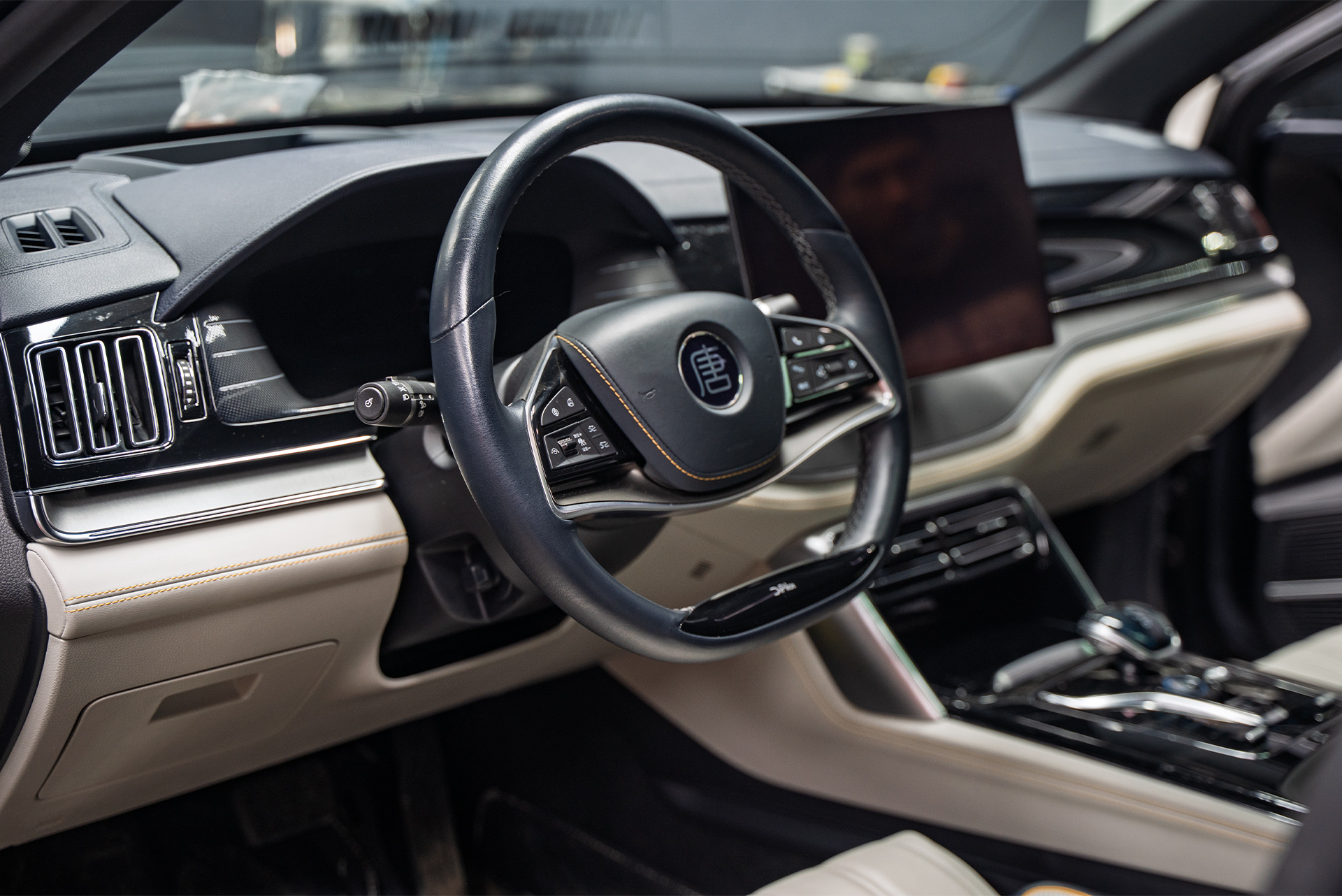 Оклейка кузова сатиновой пленкой, шумоизоляция для нового BYD Tang