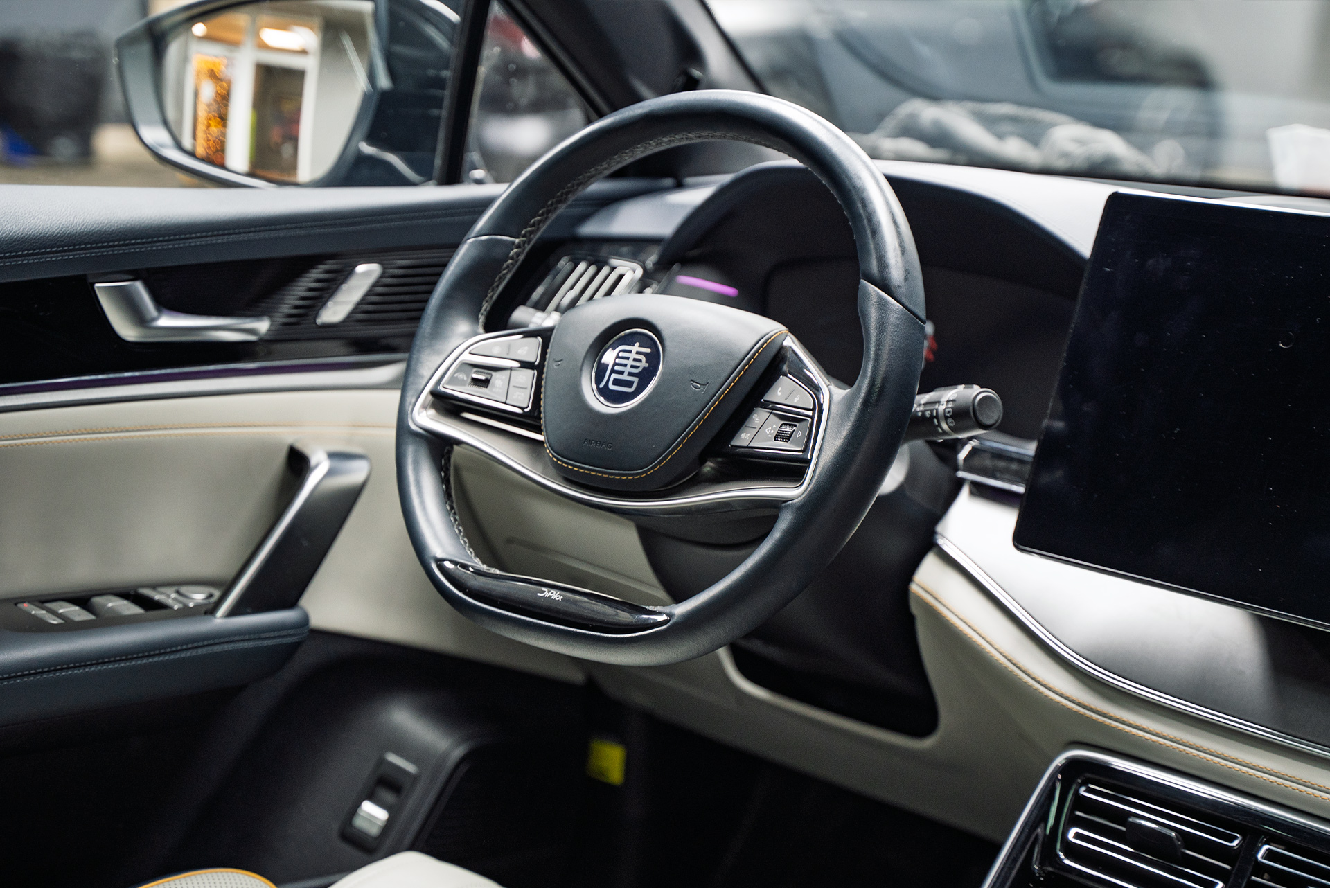 Оклейка кузова сатиновой пленкой, шумоизоляция для нового BYD Tang