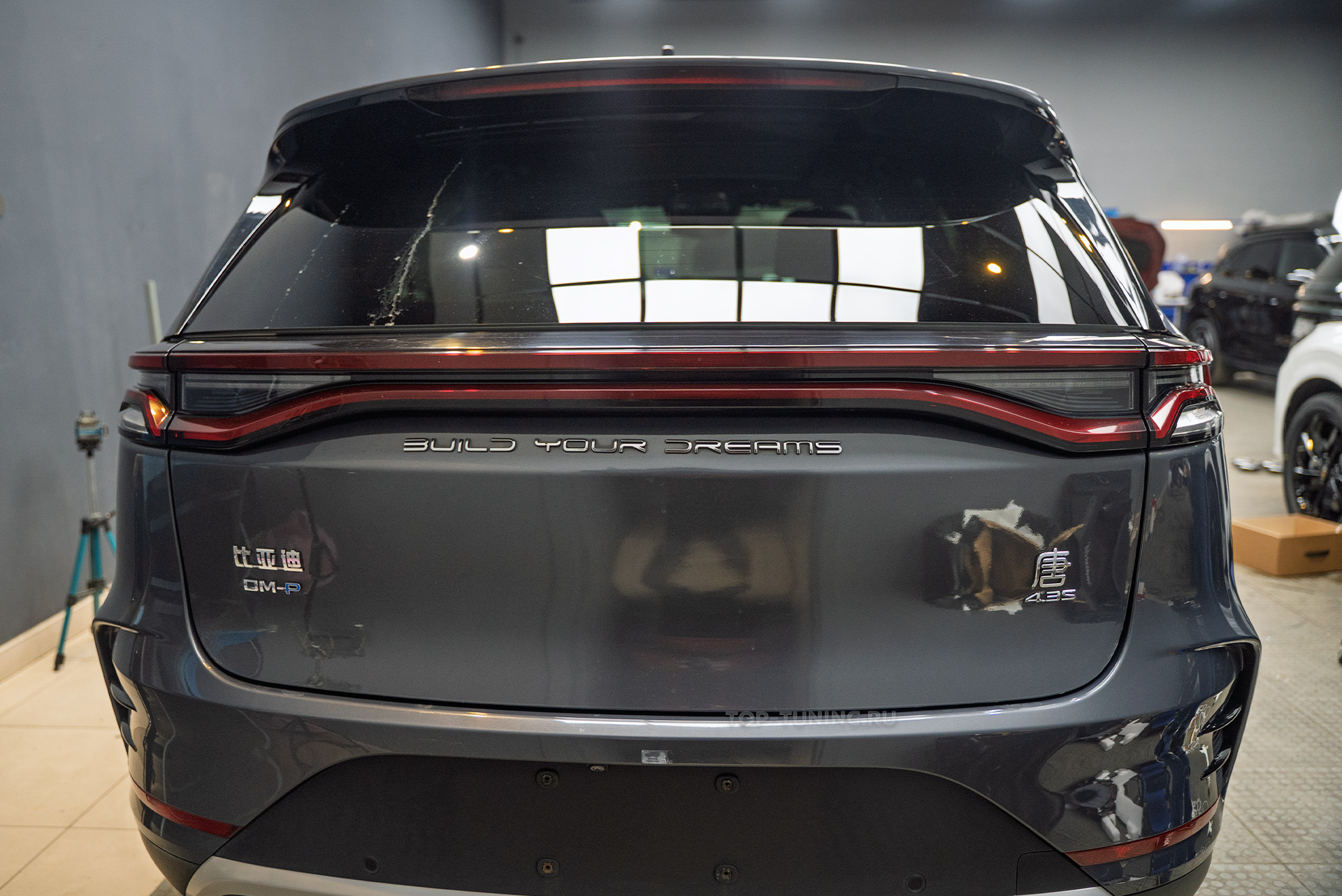 Оклейка кузова сатиновой пленкой, шумоизоляция для нового BYD Tang