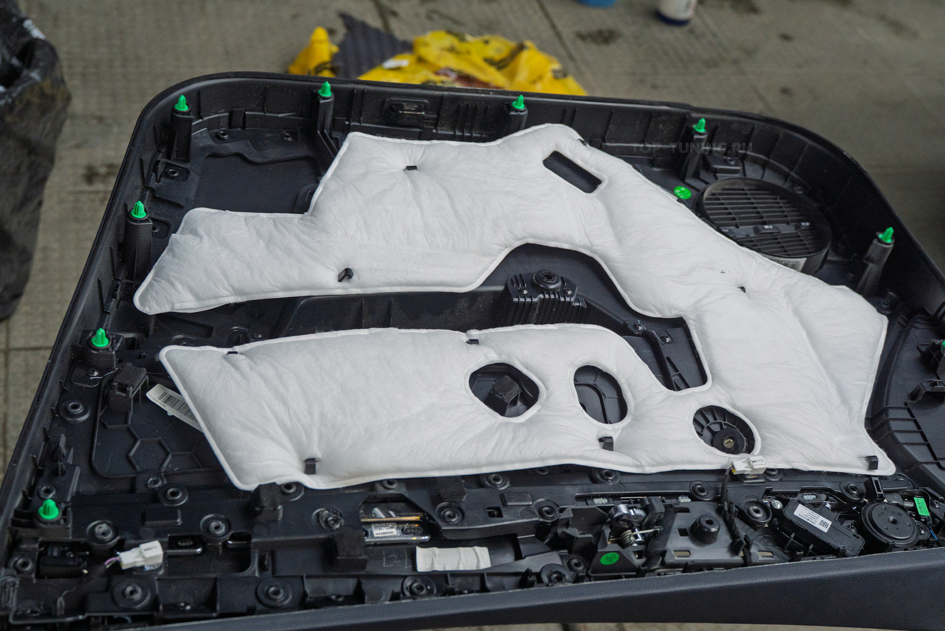 Оклейка кузова сатиновой пленкой, шумоизоляция для нового BYD Tang