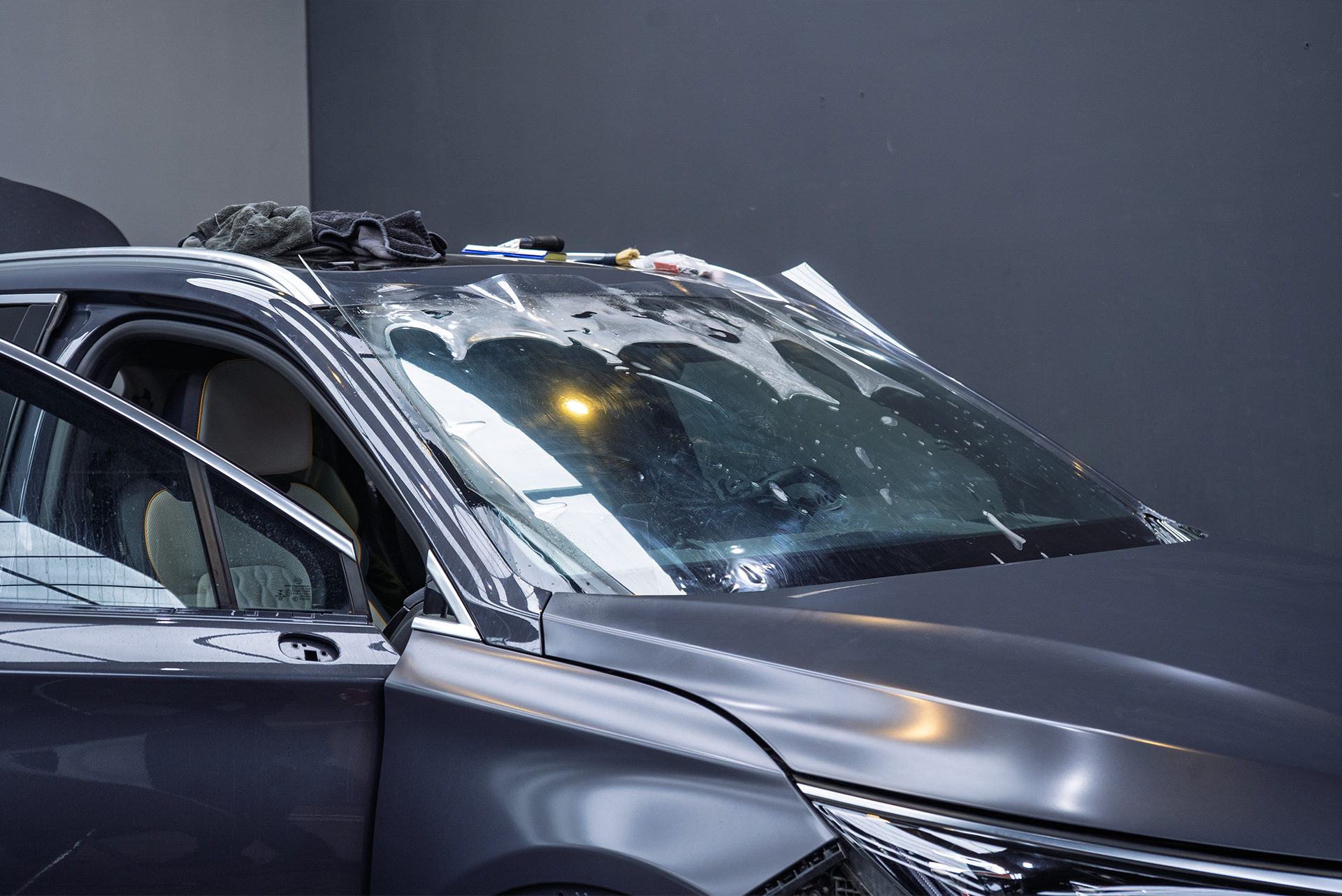 Оклейка кузова сатиновой пленкой, шумоизоляция для нового BYD Tang