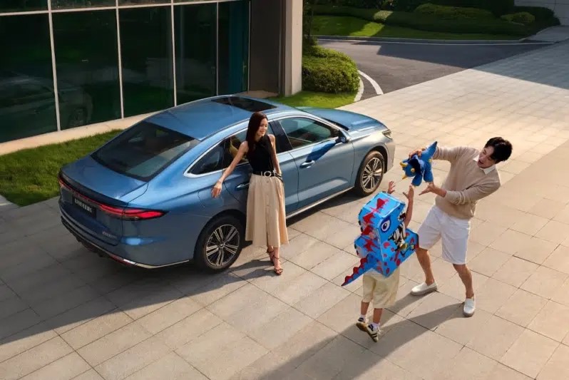 Компания Geely представила обновлённую версию седана Galaxy Starshine?6 с подключаемой гибридной силовой установкой (plug?in hybrid)