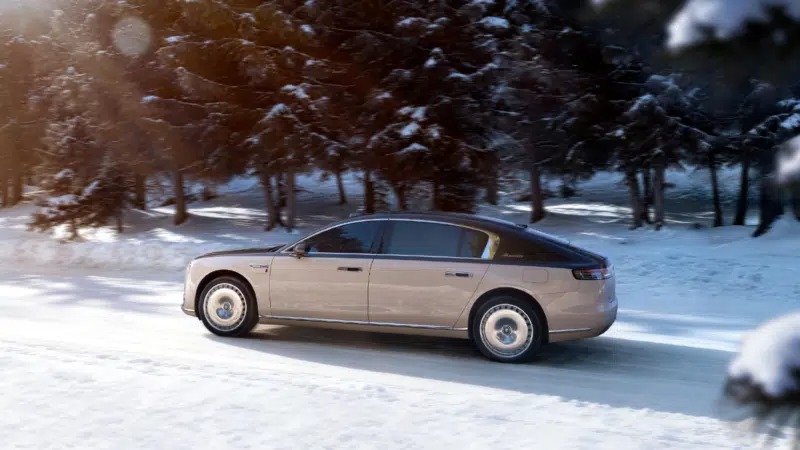 Суд обязал автомобильного блогера Fraccino принести публичные извинения и выплатить компенсацию в размере 300 000 юаней (около 3,33 млн рублей). Причиной иска стали обвинения в фальсификации тестов подвески седана Maextro S800, как сообщает Carnewsch