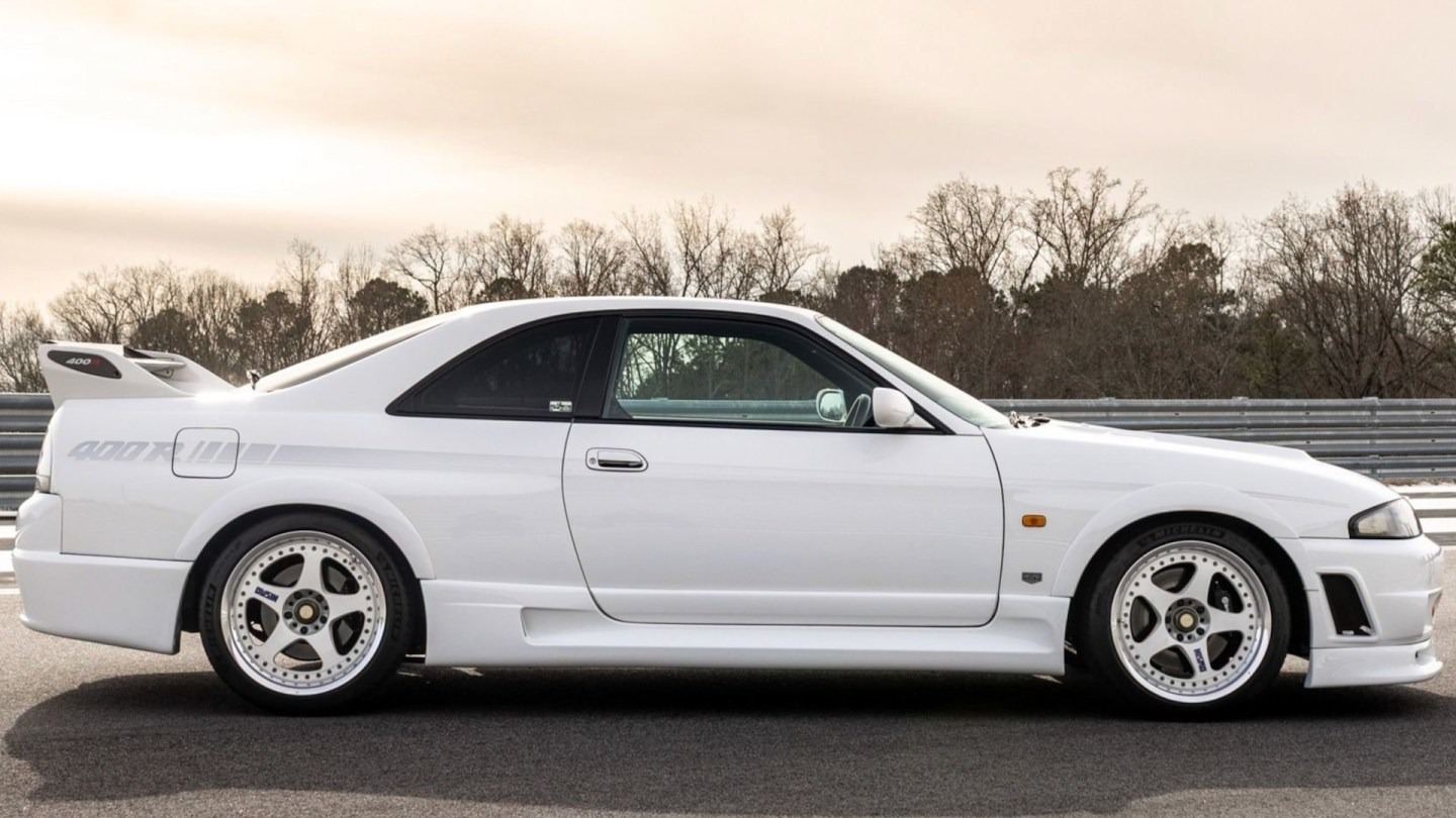 Аукционный дом Broad Arrow (принадлежит страховщику классических автомобилей и издателю Hagerty) выставит на предстоящий аукцион на острове Амелия Nissan Nismo 400R 1996 года выпуска.